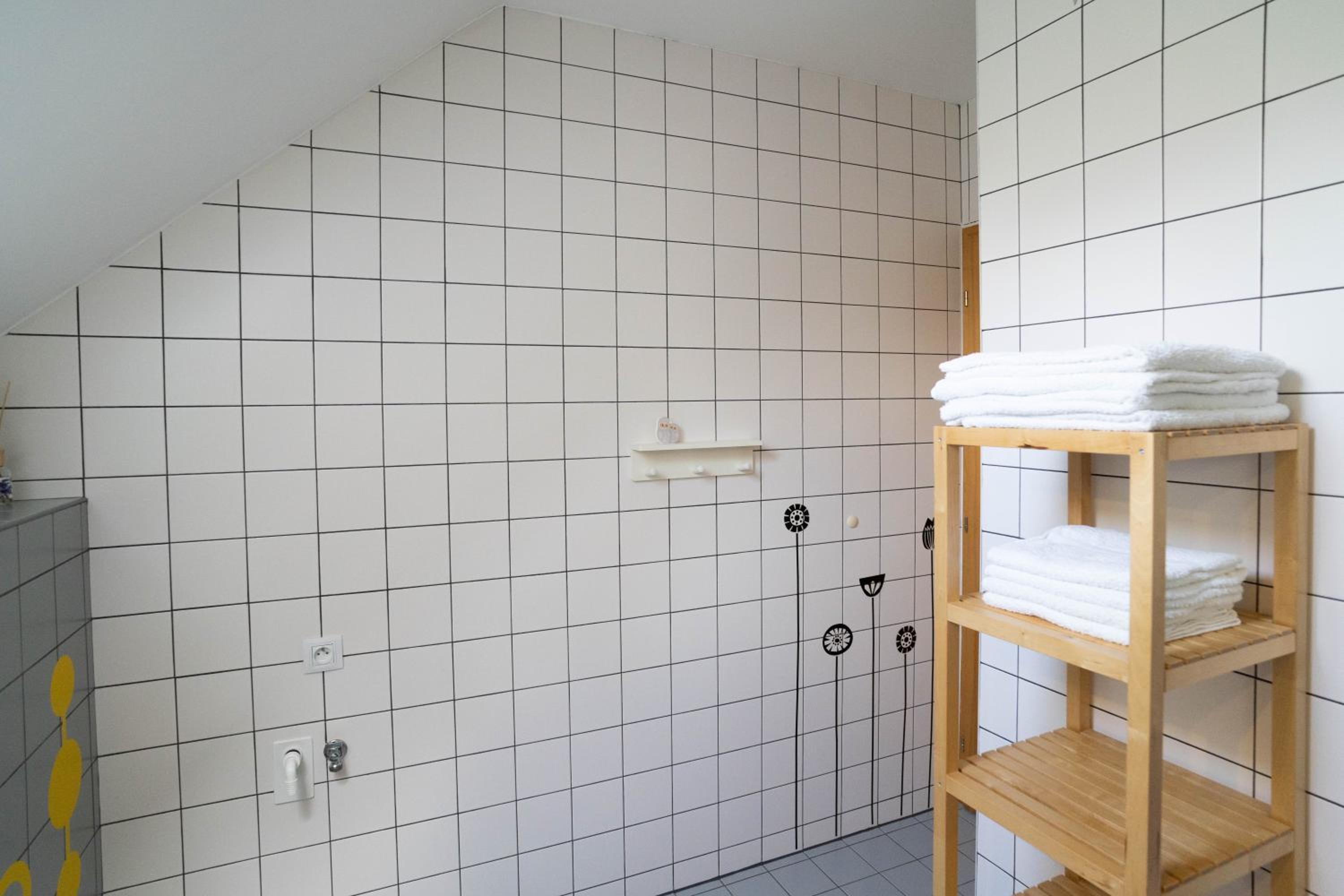 Large Quadruple Room with Private Bathroom - Photo 19