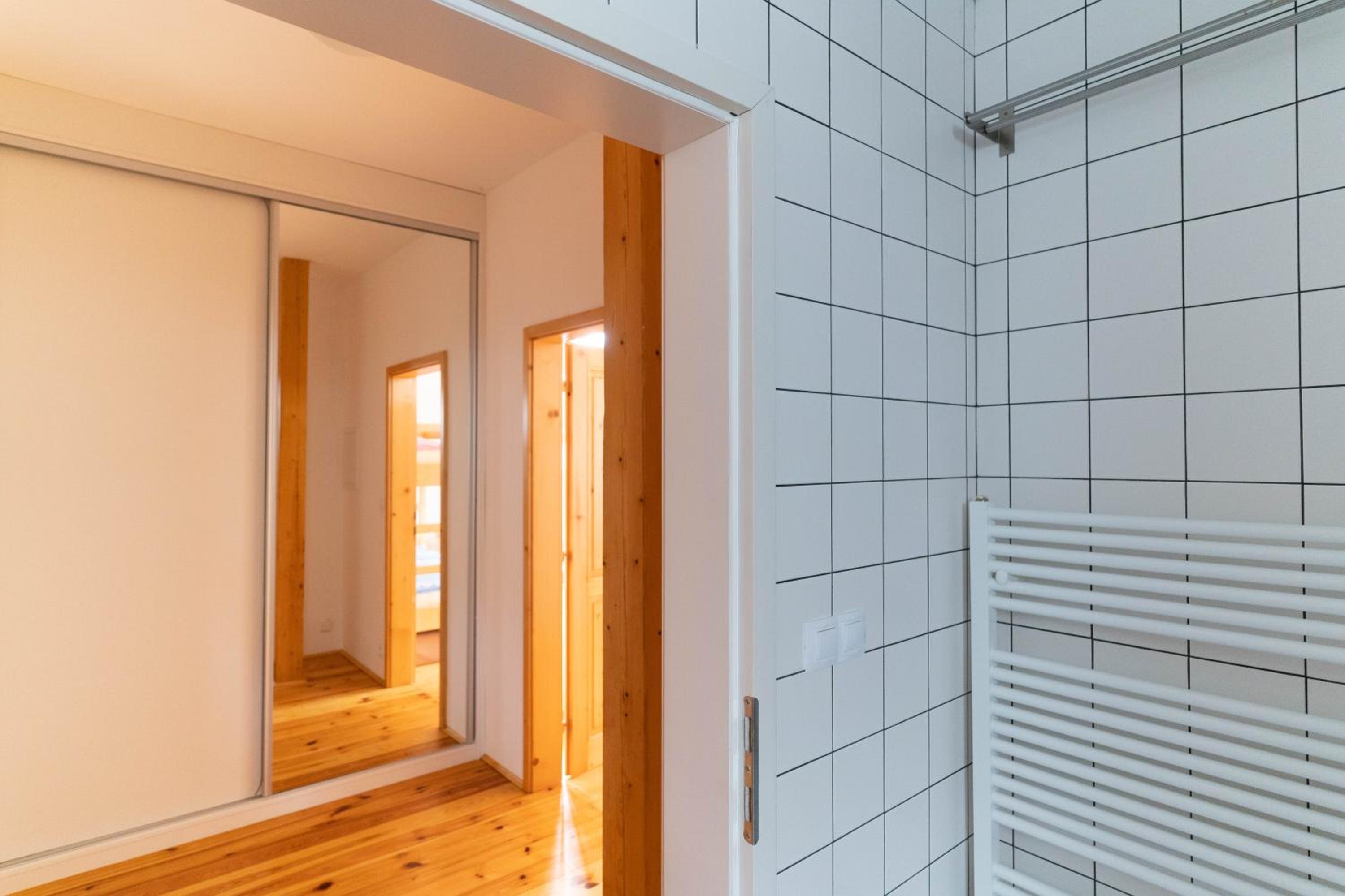 Large Quadruple Room with Private Bathroom - Photo 6