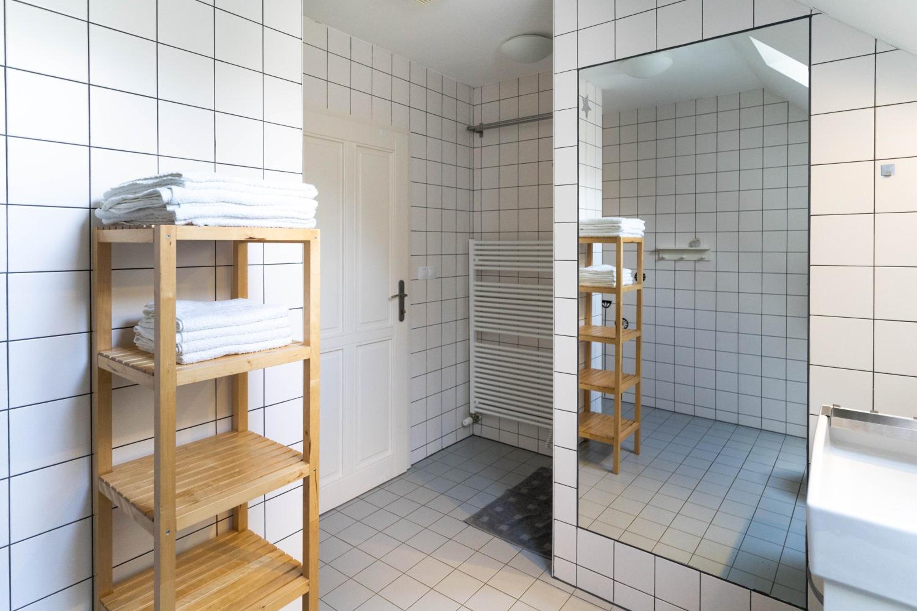 Large Quadruple Room with Private Bathroom - Photo 20