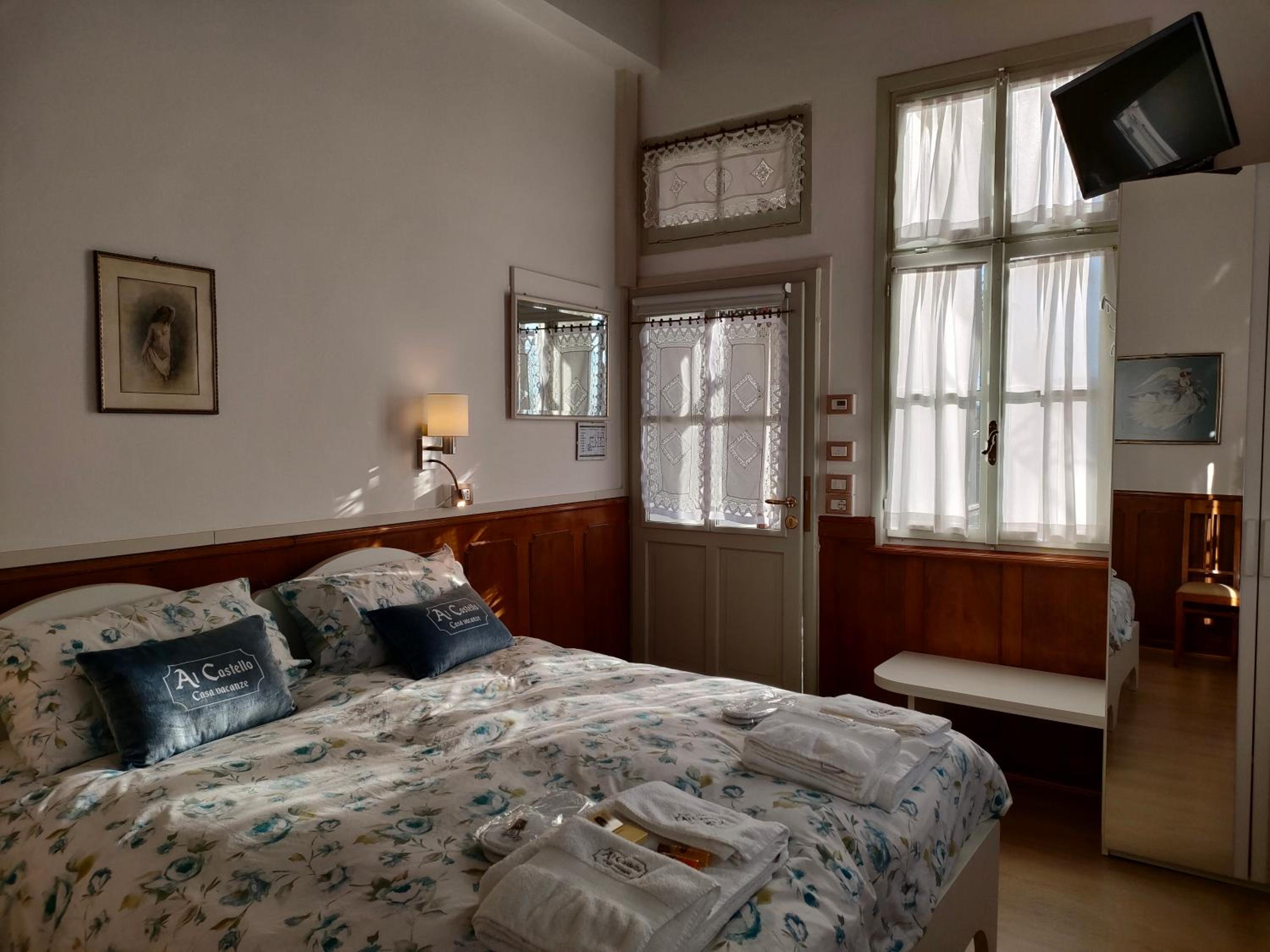 Standard Double or Twin Room - Photo 11