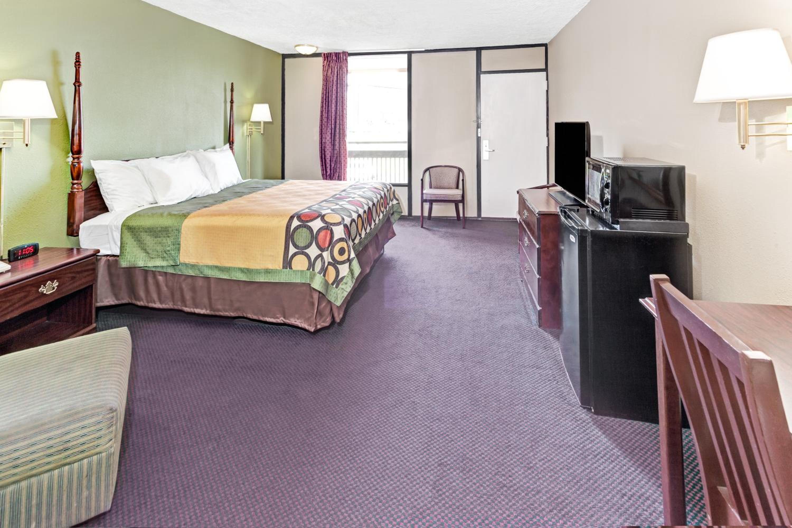 King Room - Non-Smoking photo 2
