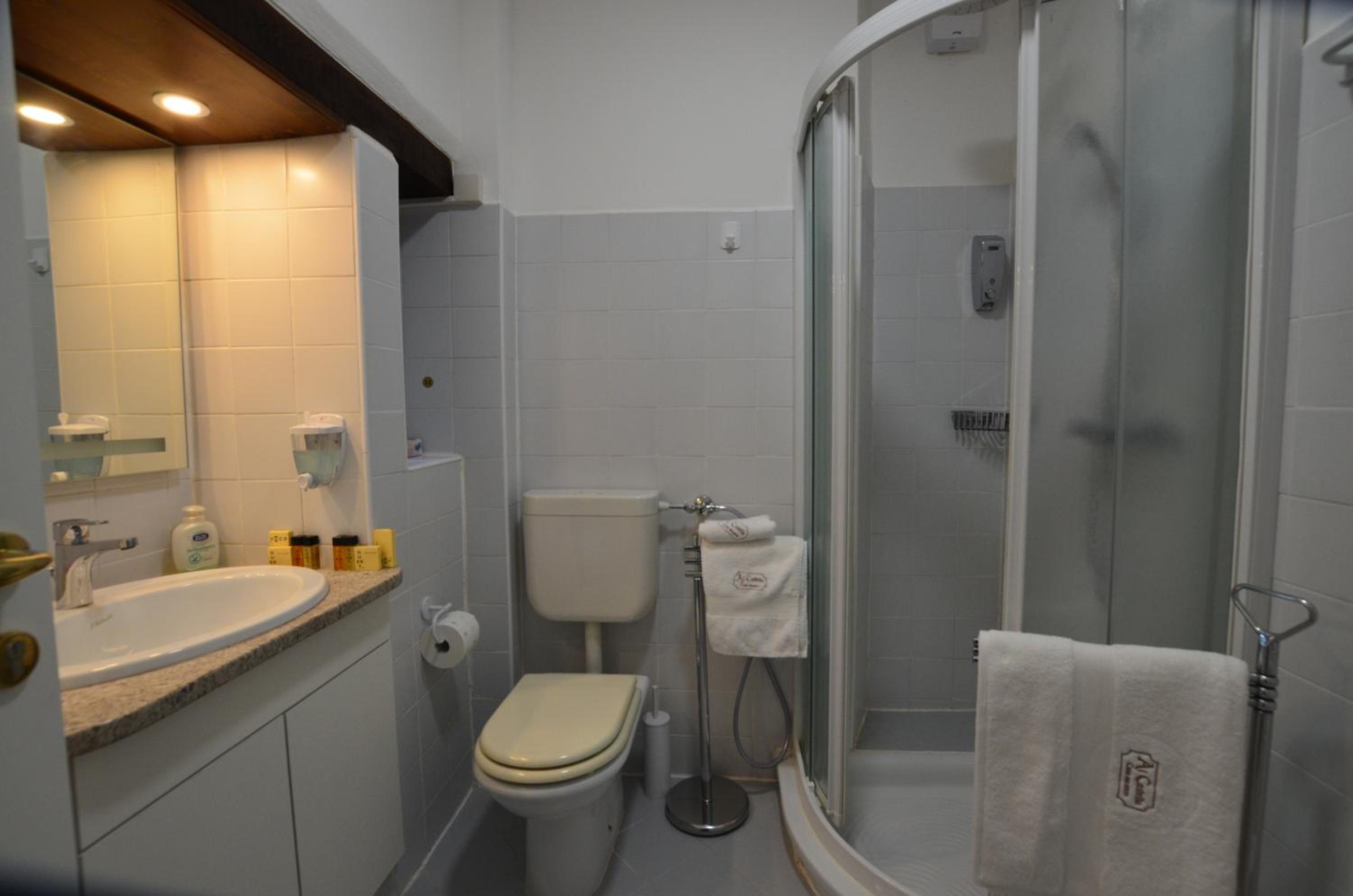 Standard Double or Twin Room - Photo 16