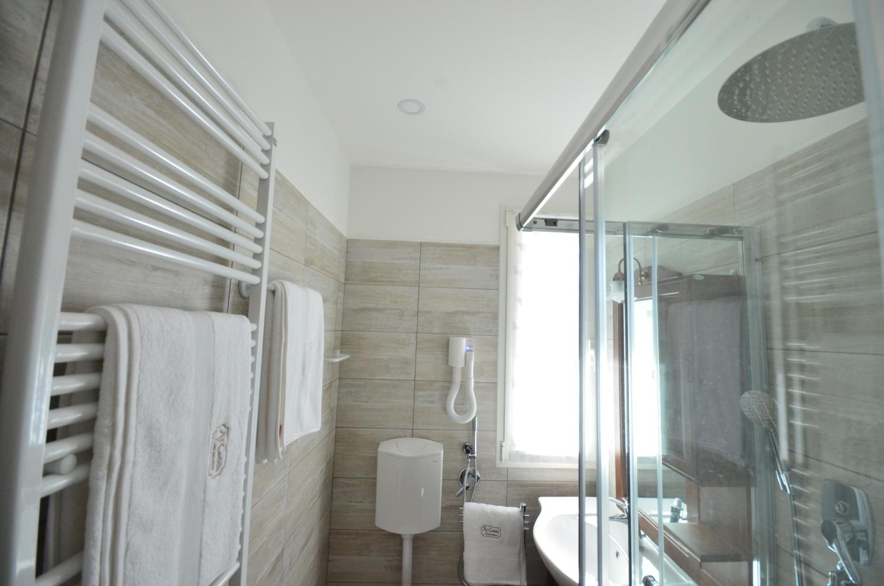 Double Room with Private Bathroom - Photo 11