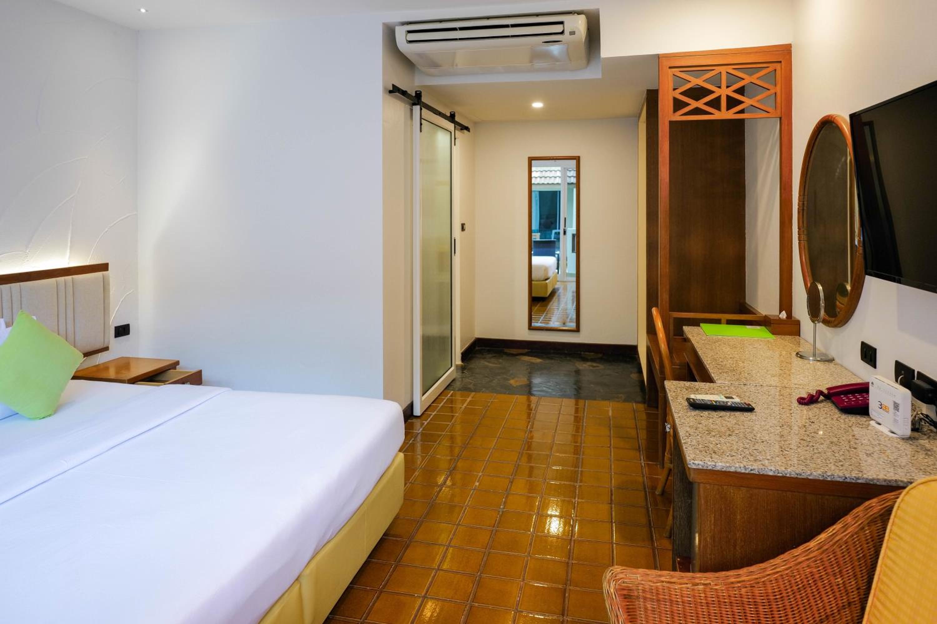 Deluxe Room Double Bed - Photo 4