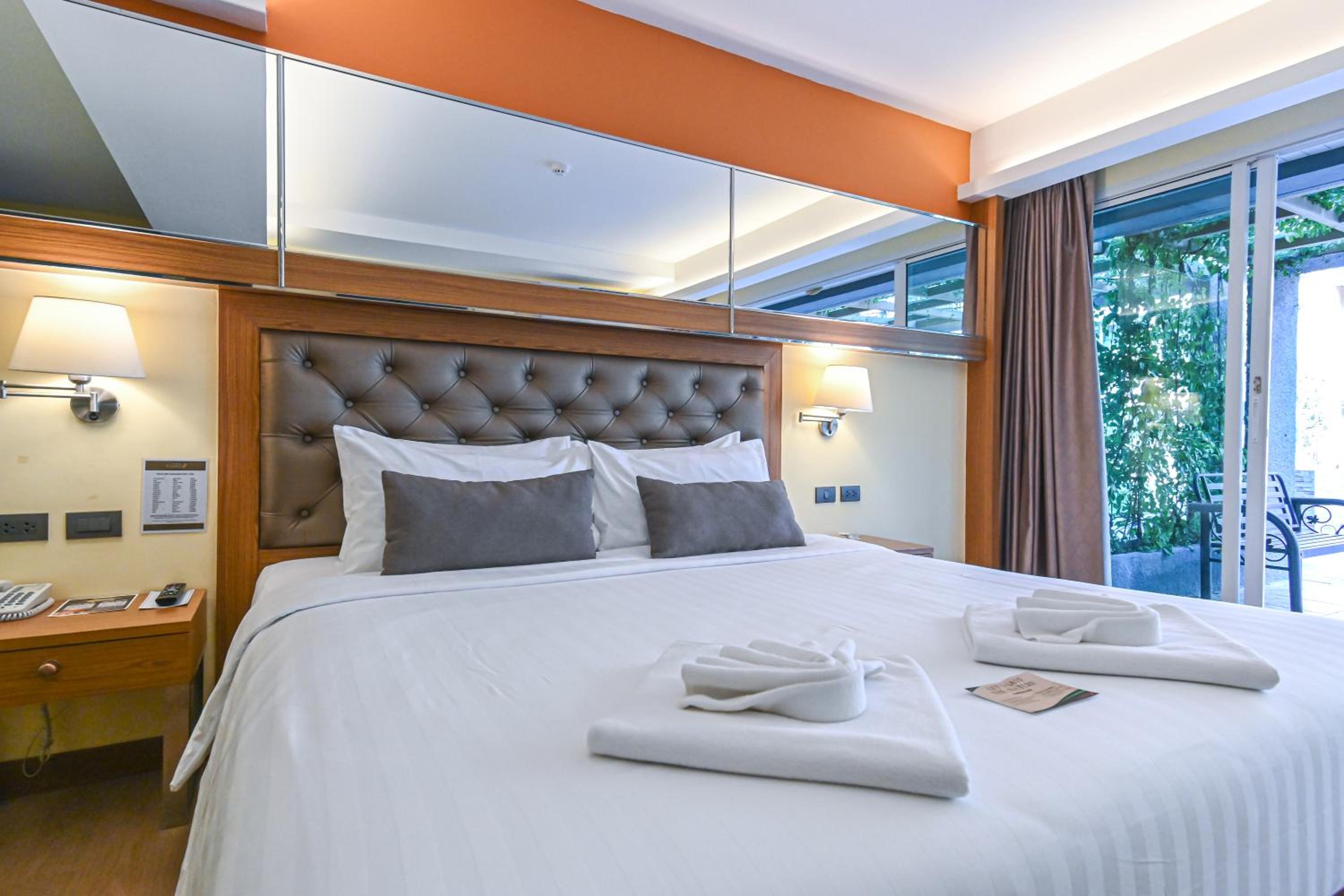 Deluxe Double or Twin Room with Pool View - Photo 14