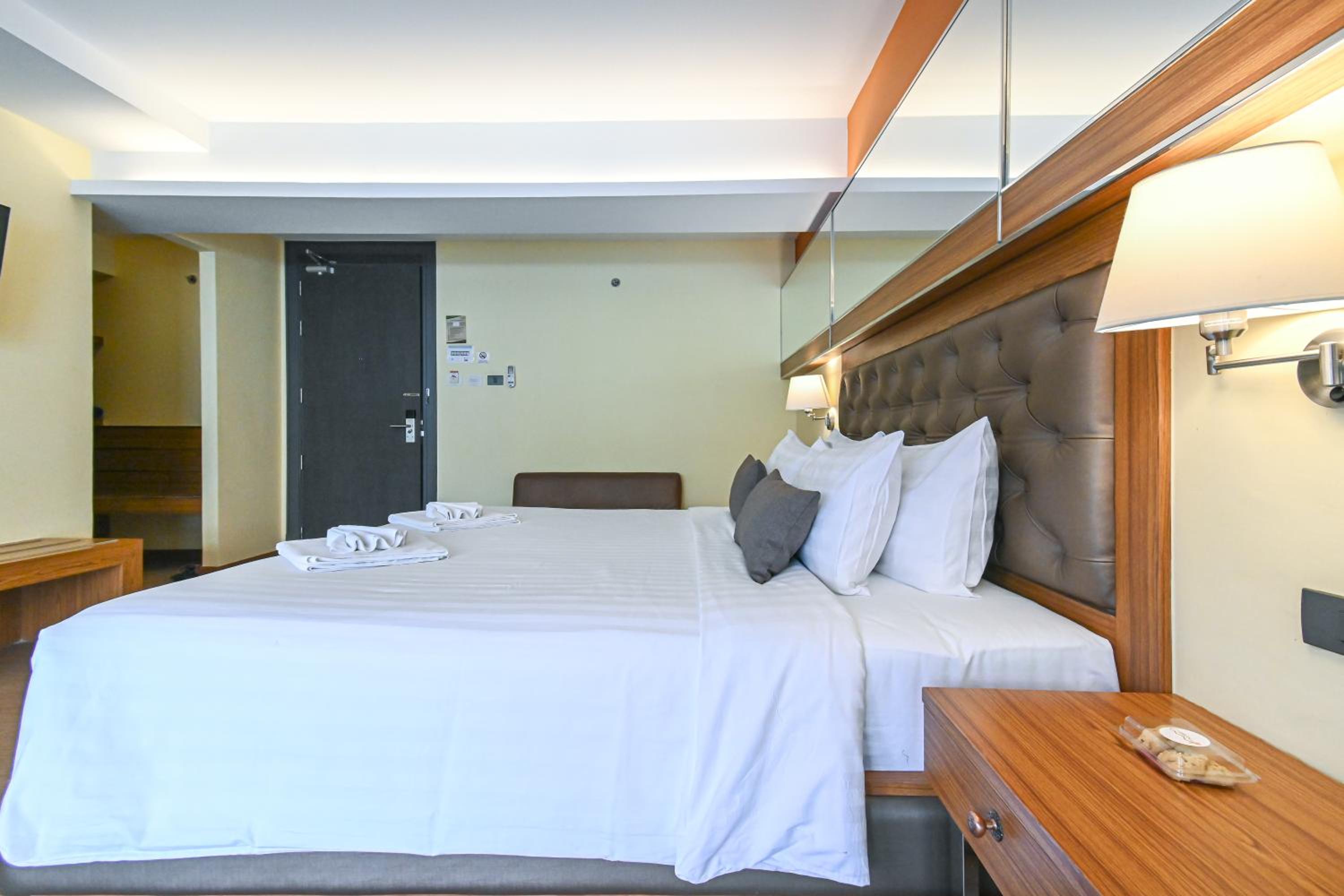 Deluxe Double or Twin Room with Pool View - Photo 1