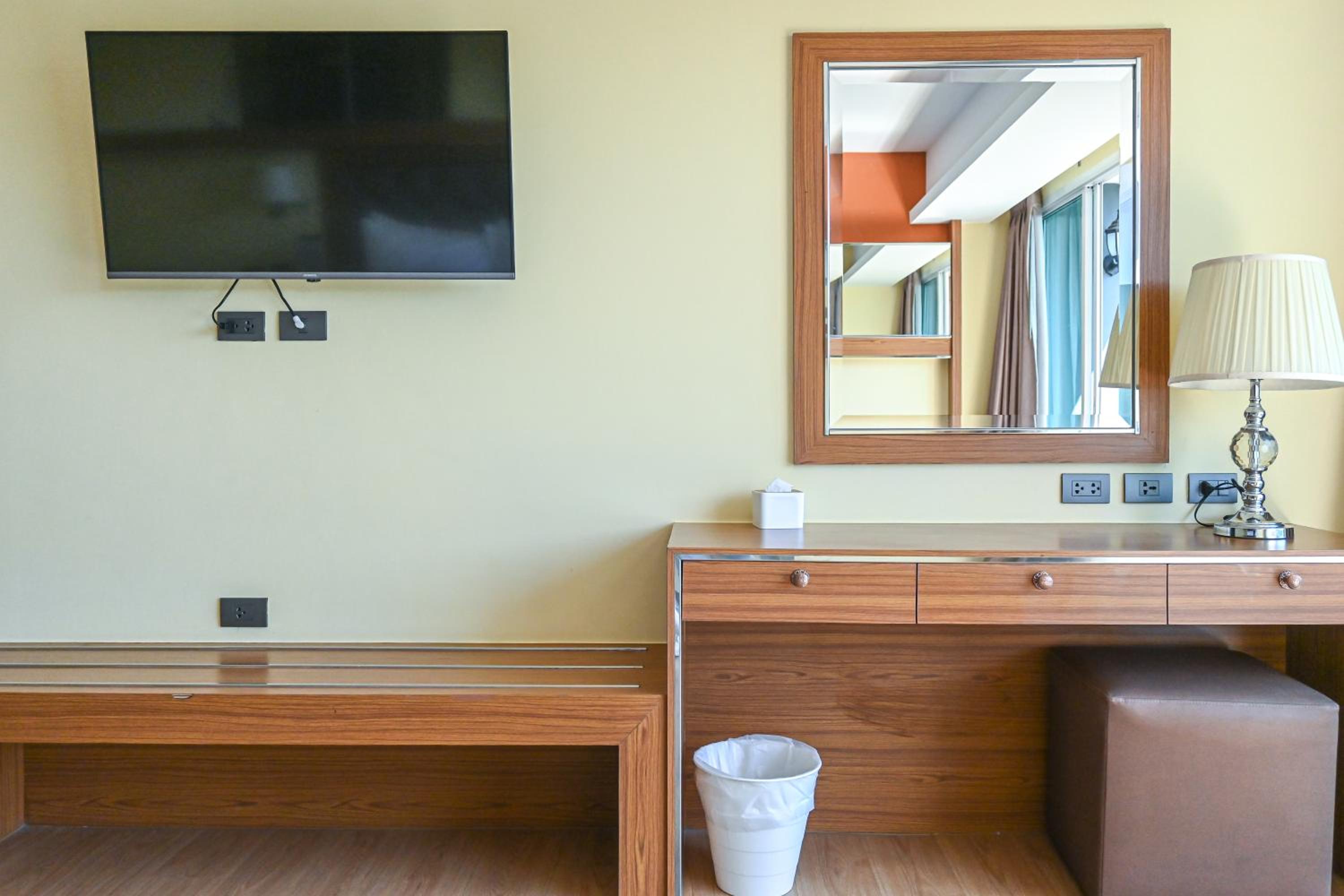 Deluxe Double or Twin Room with Pool View - Photo 13