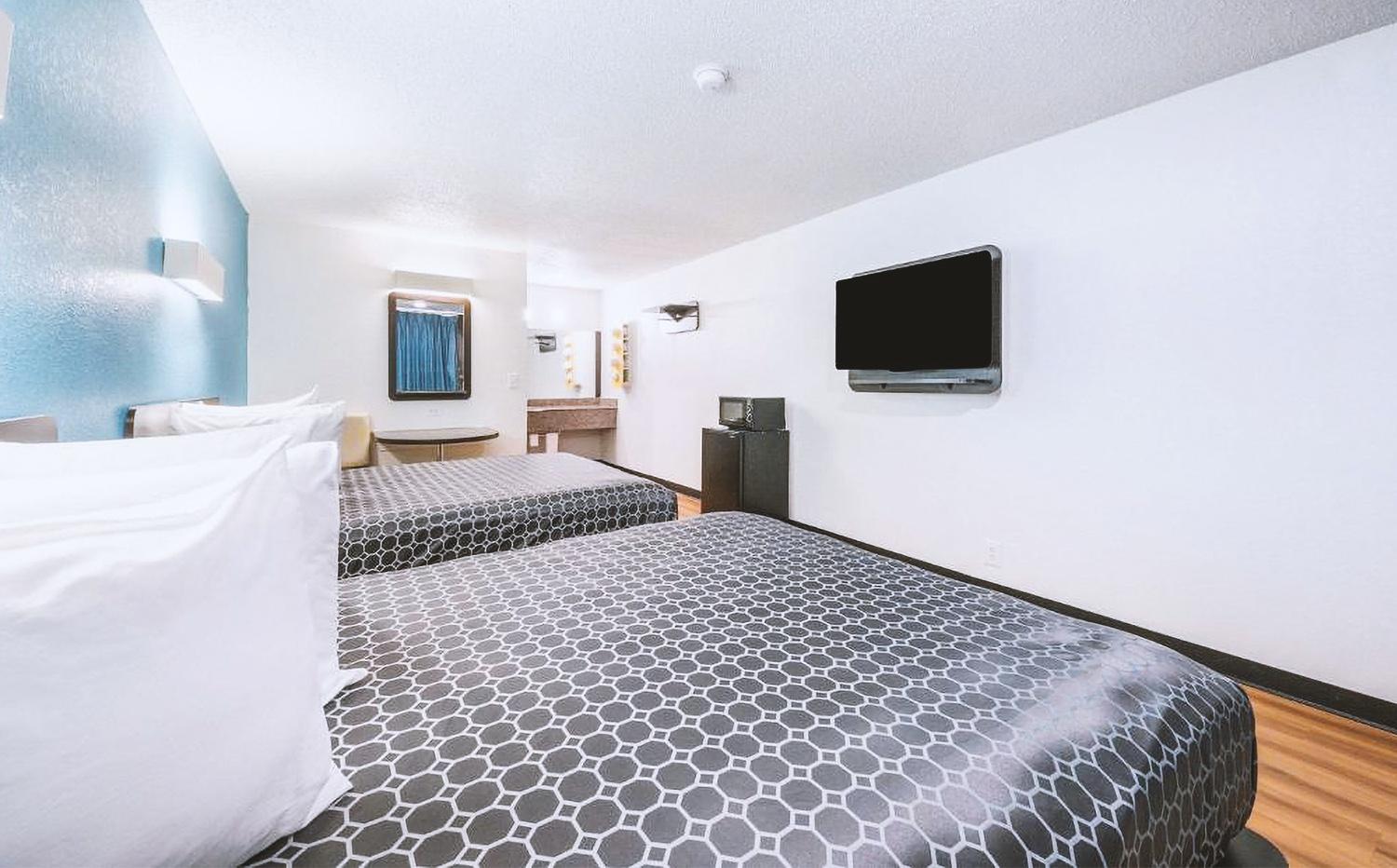 Deluxe Queen Room With Two Queen Beds photo 1