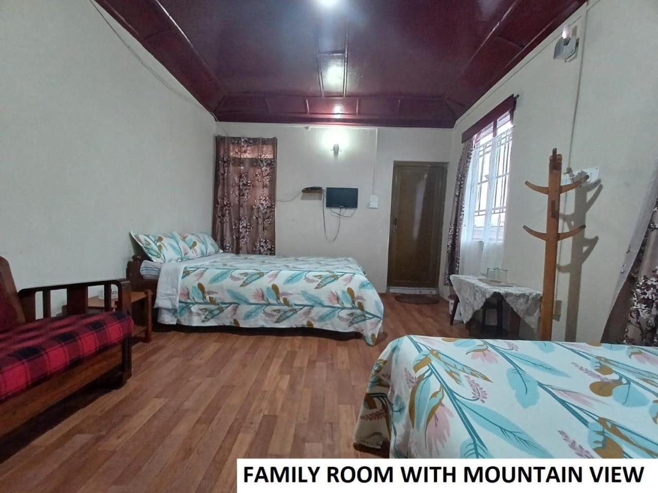 Family Room with Mountain View photo 2