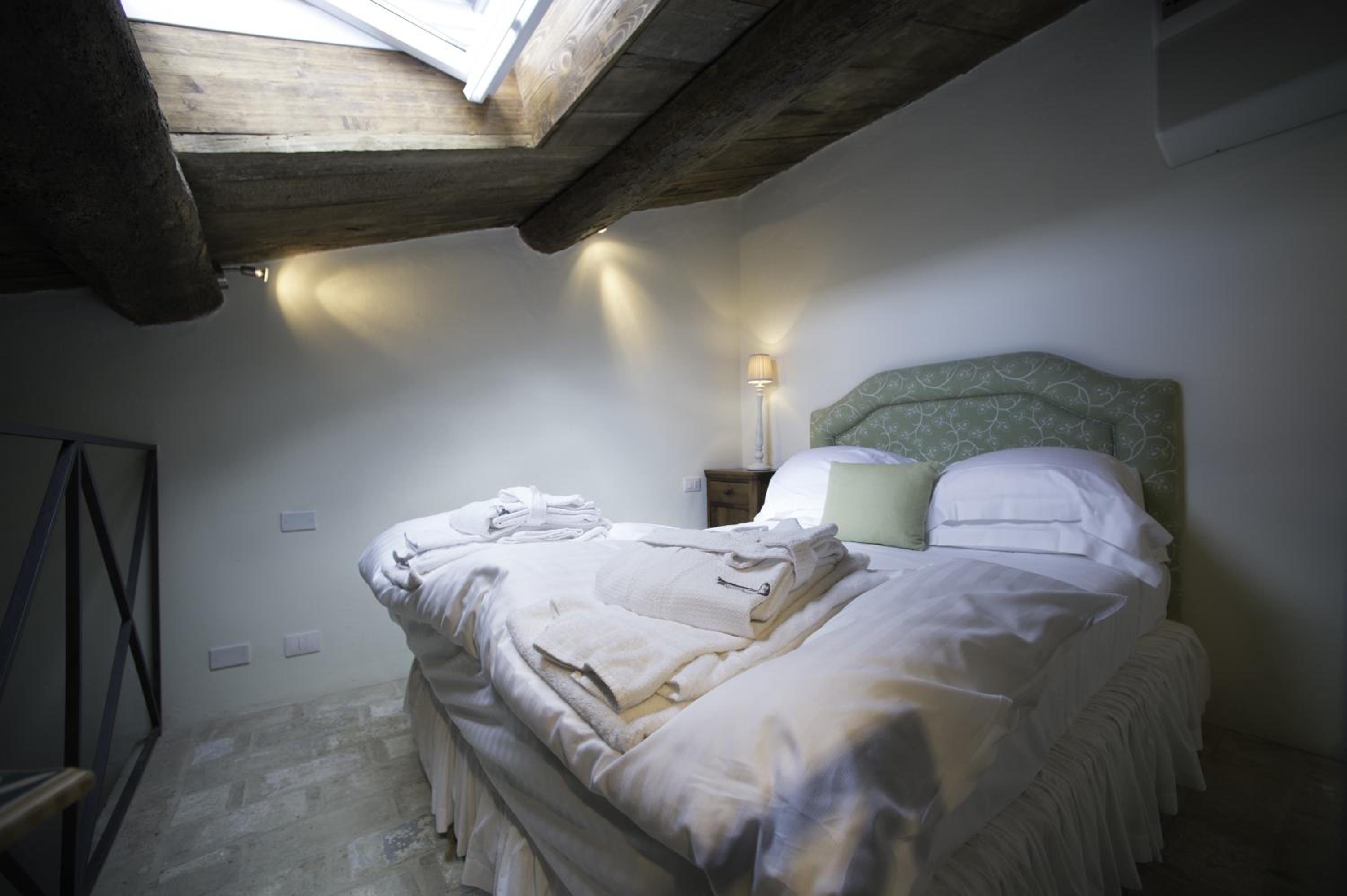 Standard Double or Twin Room - Photo 8