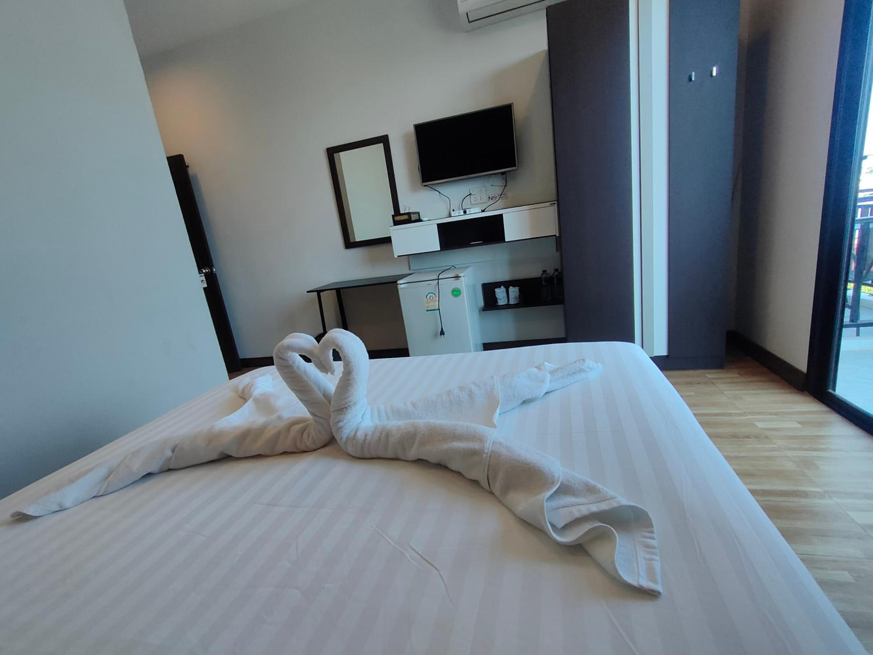Deluxe Queen Room - Photo 8