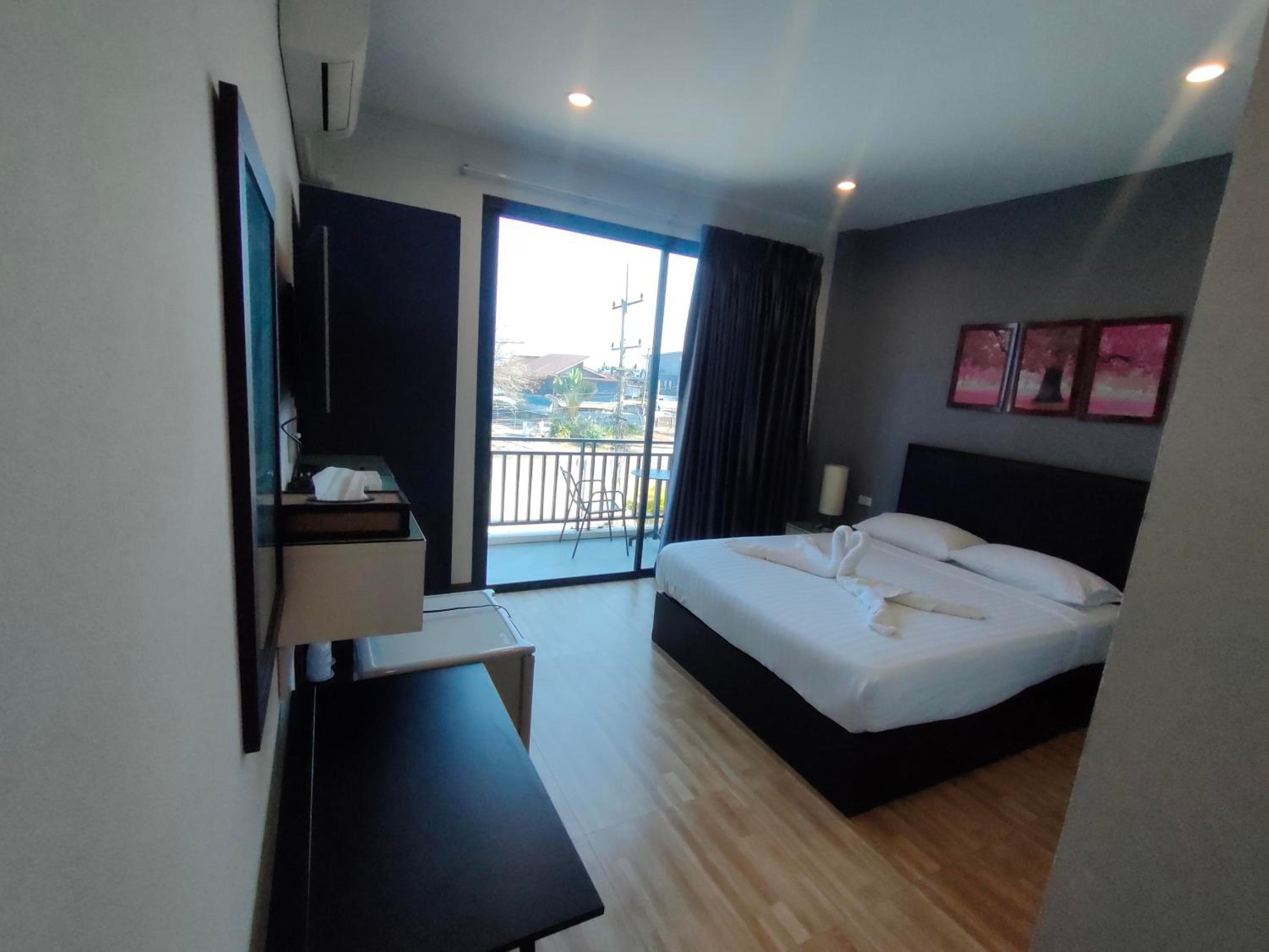 Deluxe Queen Room - Photo 7