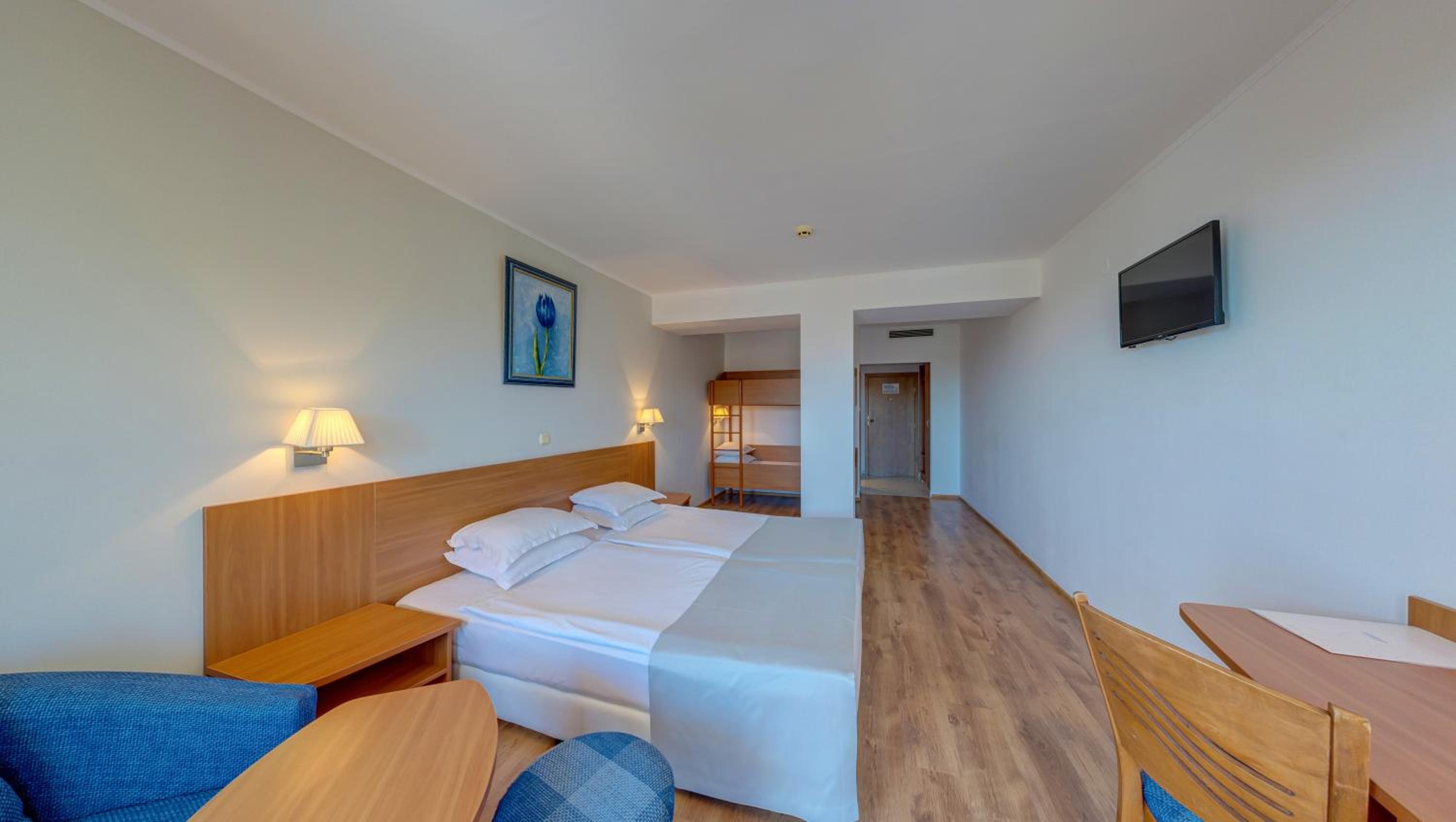 Junior Suite with Pool View and balcony photo 1