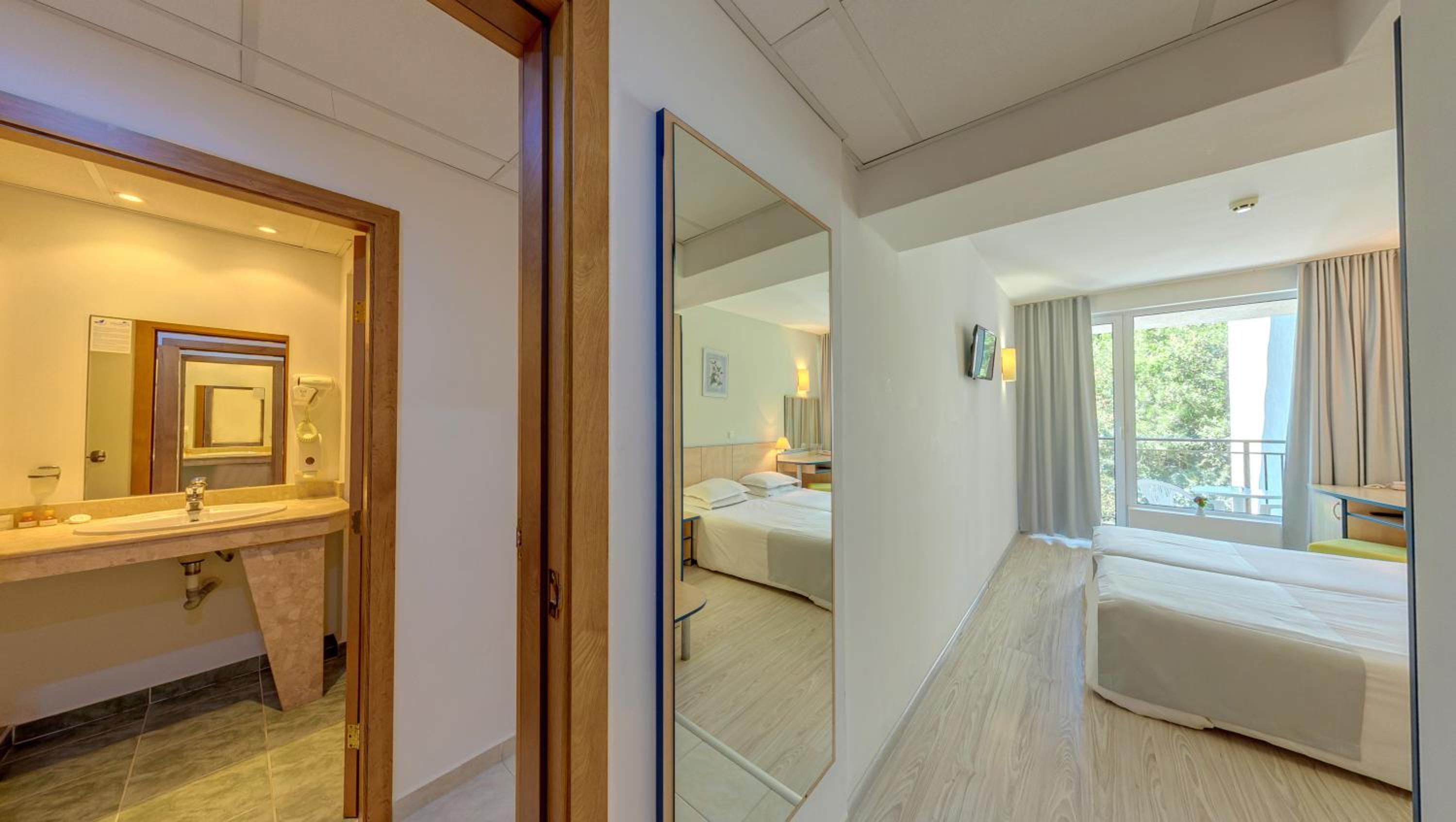 Family Room - Two Rooms with connecting door, 4 beds, Park View and Balcony photo 2