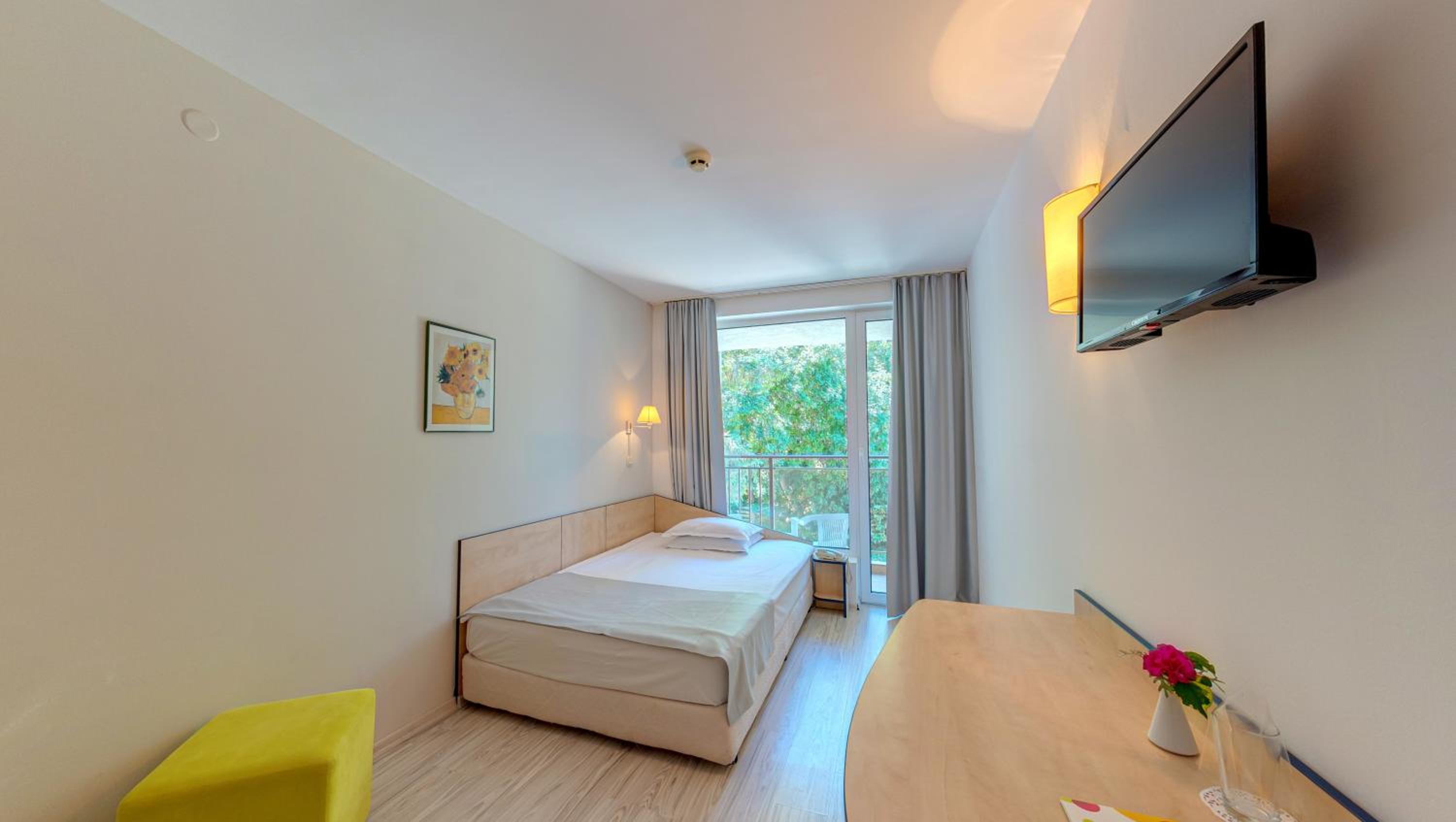 Single Room with Park View and Balcony photo 1