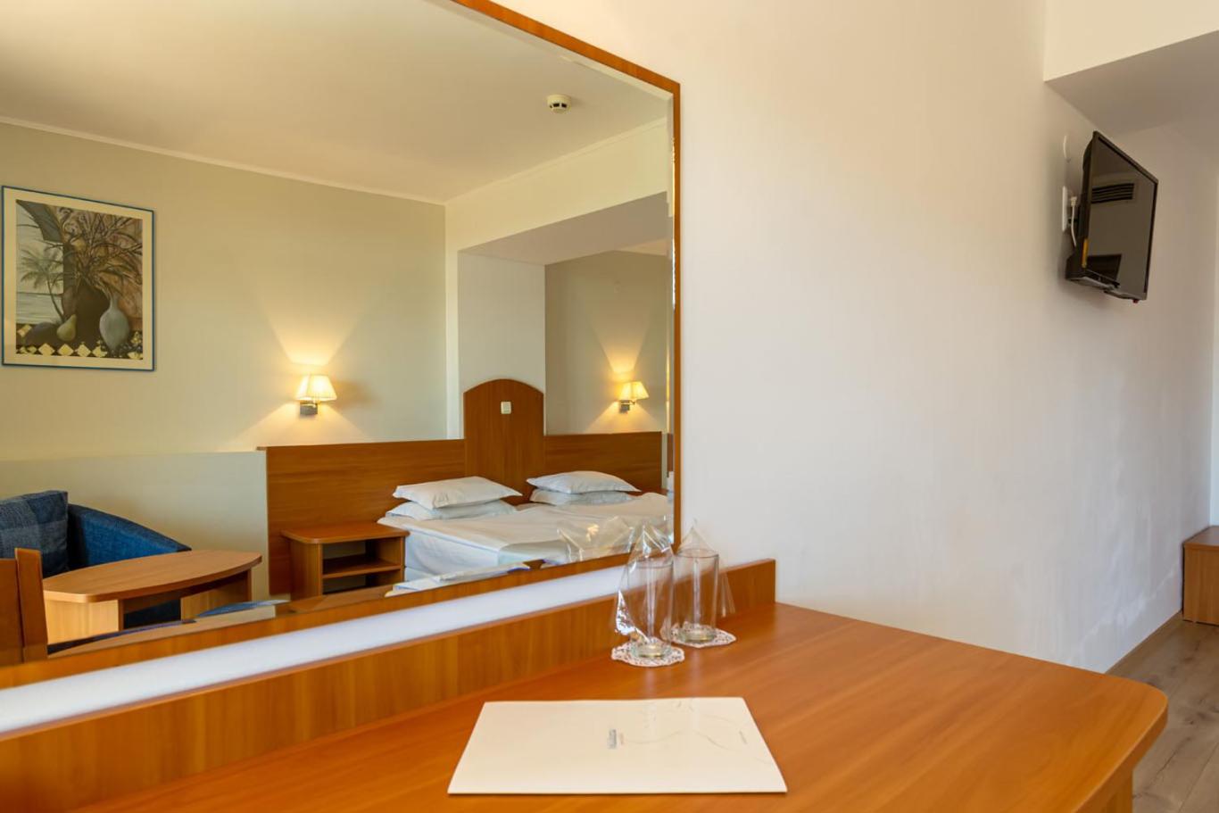 Superior Twin Room with Pool or Park View and balcony (2 adults + 1 child up to 11.99 years old) photo 2