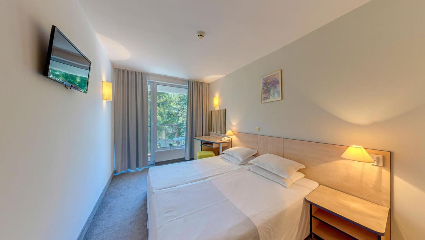 Economy Twin Room with Park View and balcony photo 2