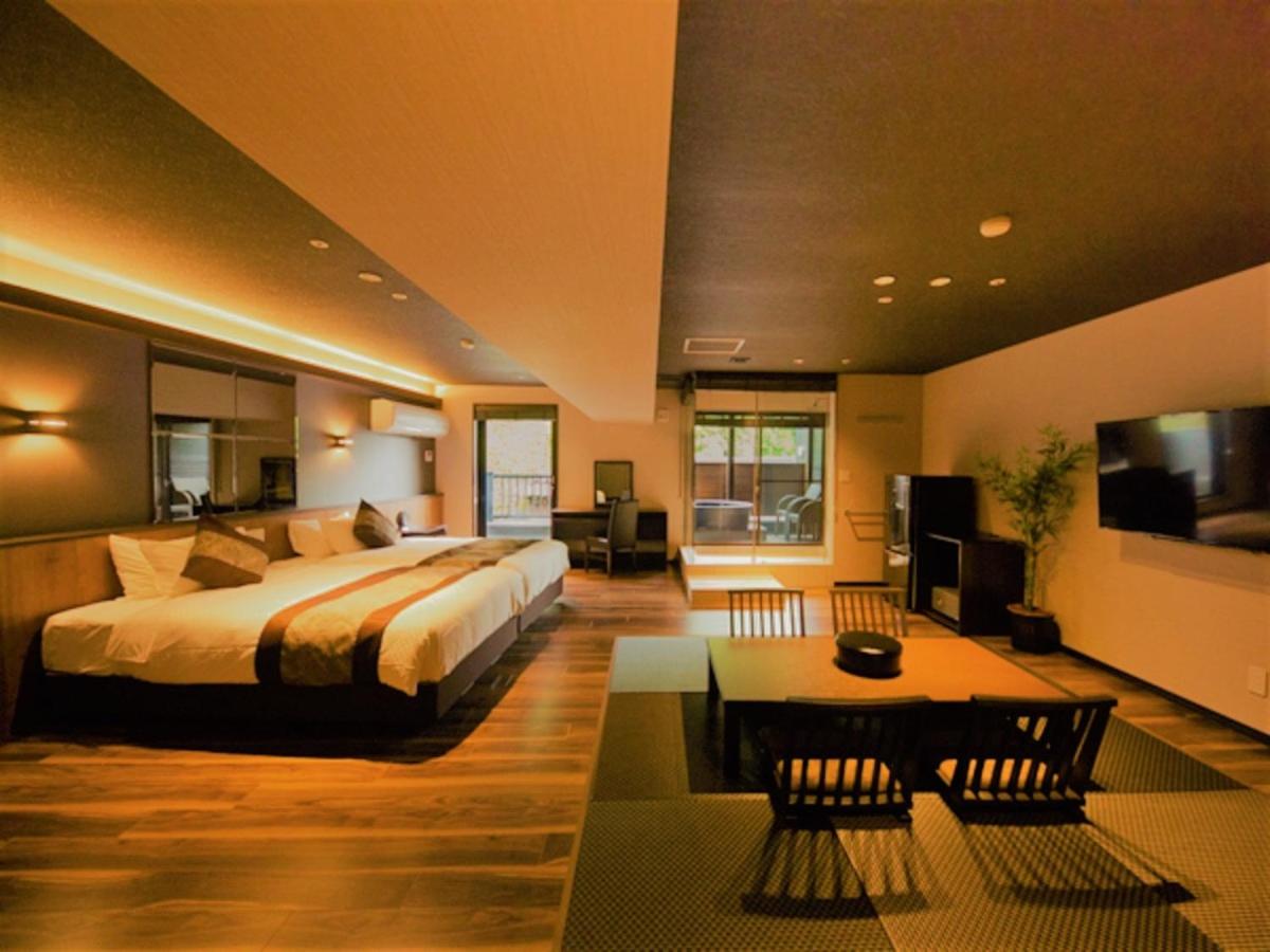 Deluxe Suite with Spa Bath - Smoking - Photo 1