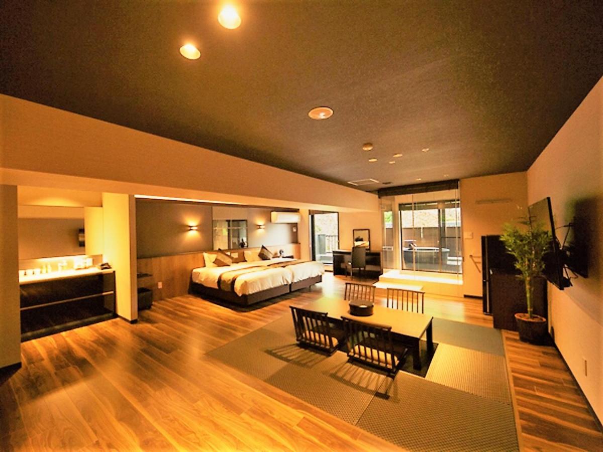 Deluxe Suite with Spa Bath - Smoking - Photo 5