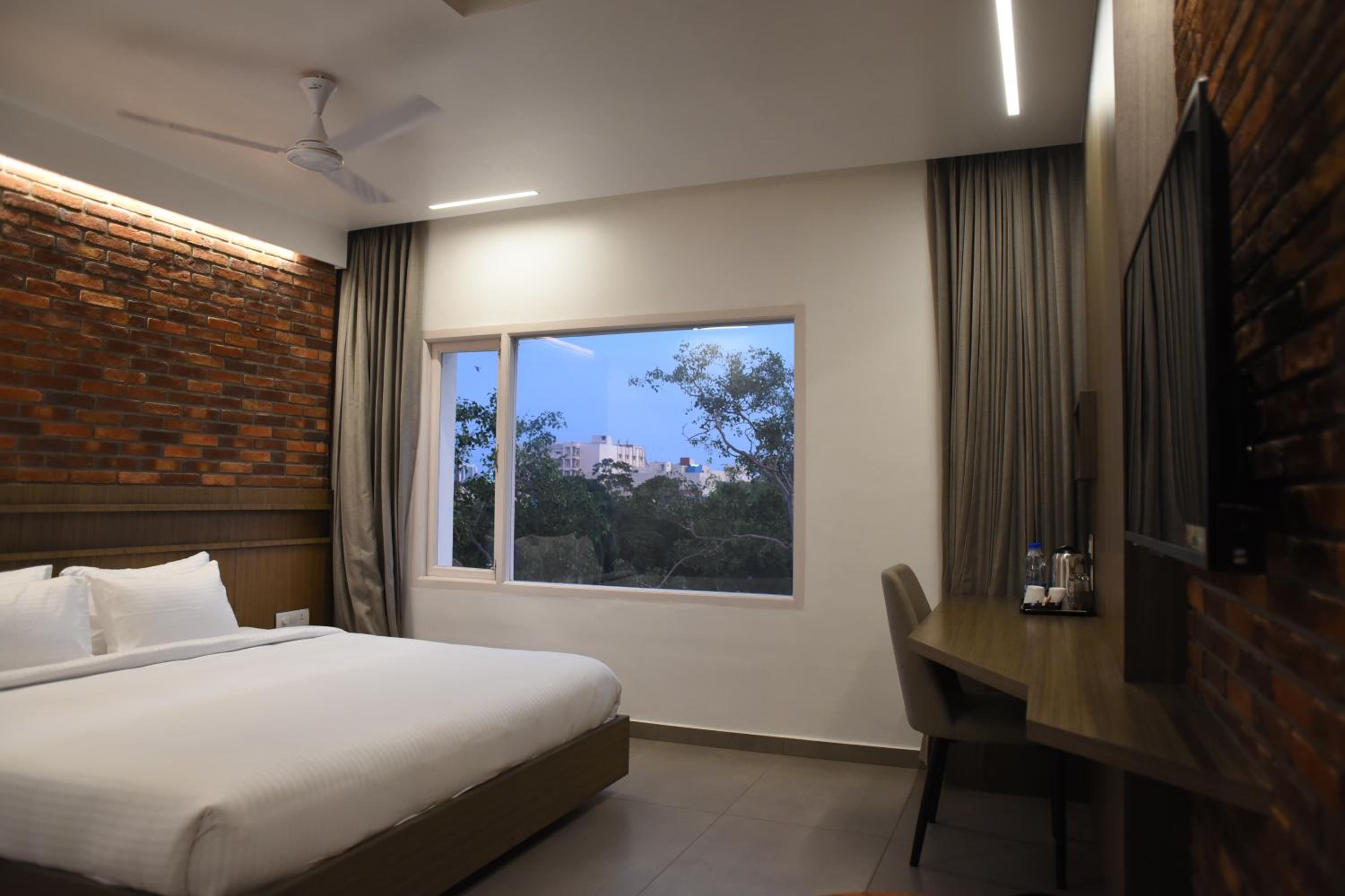 Standard King Room - Photo 4