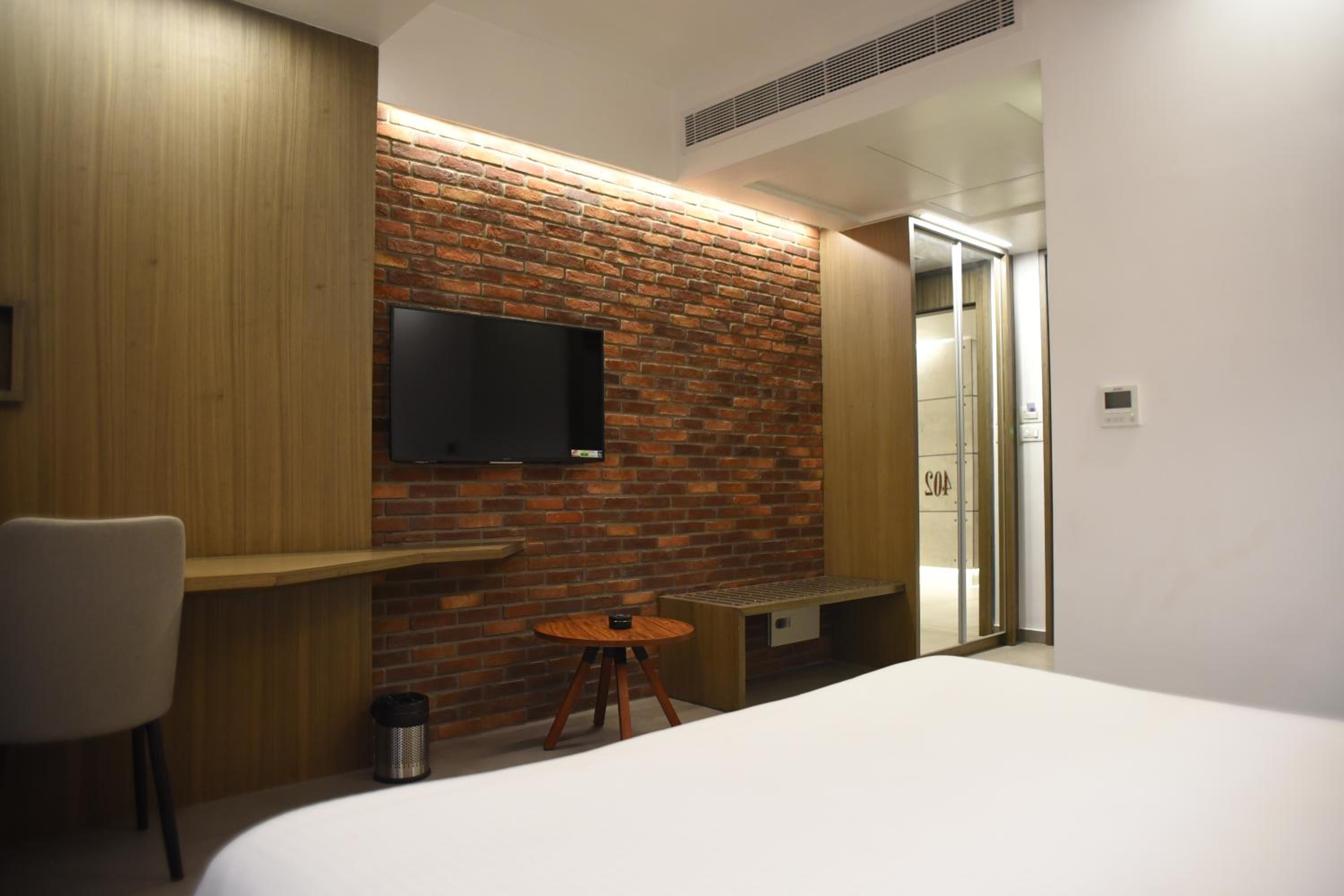 Standard King Room - Photo 2