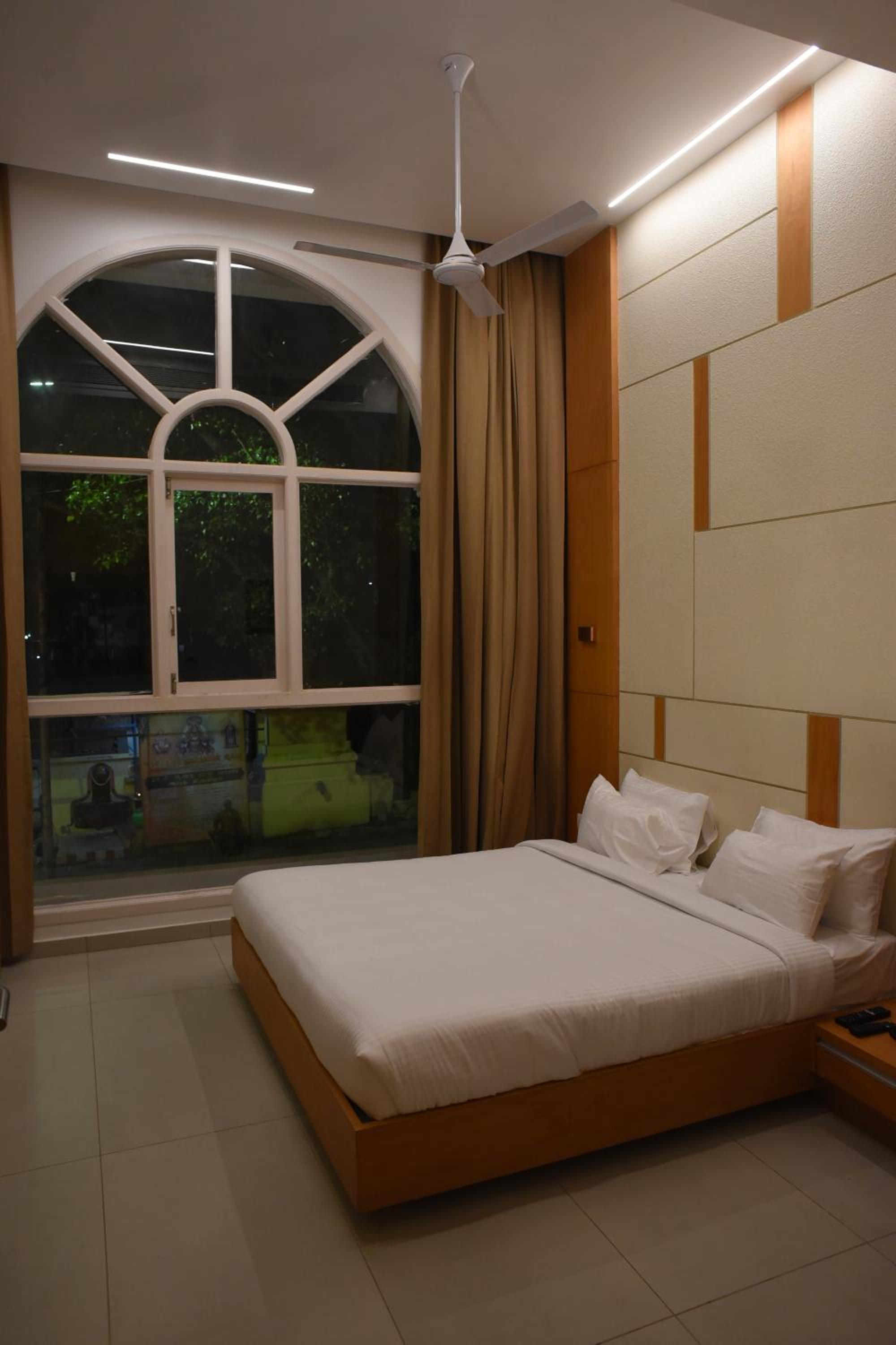 Deluxe Room - Photo 1