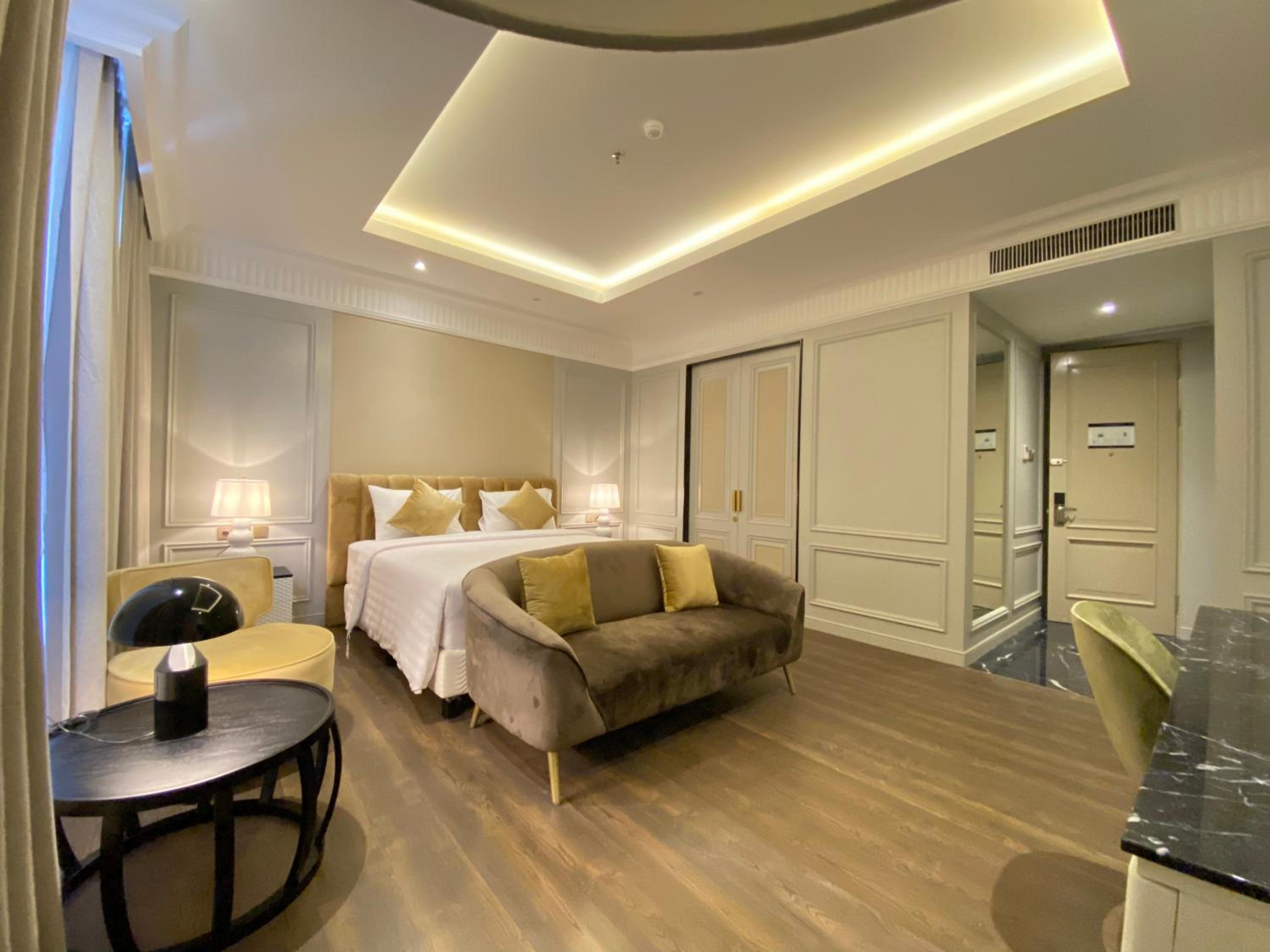 Suite - Photo 1