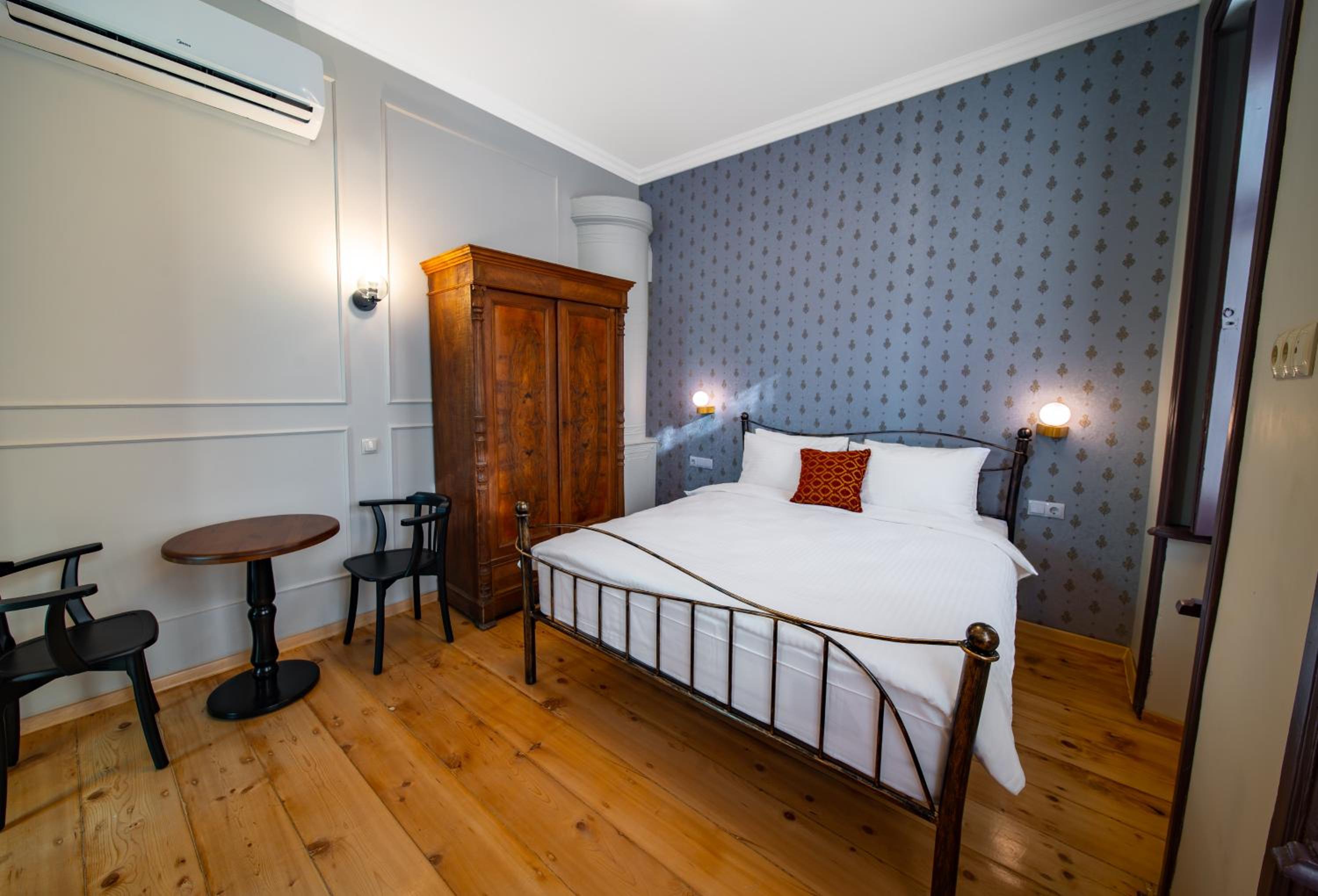 Queen Room