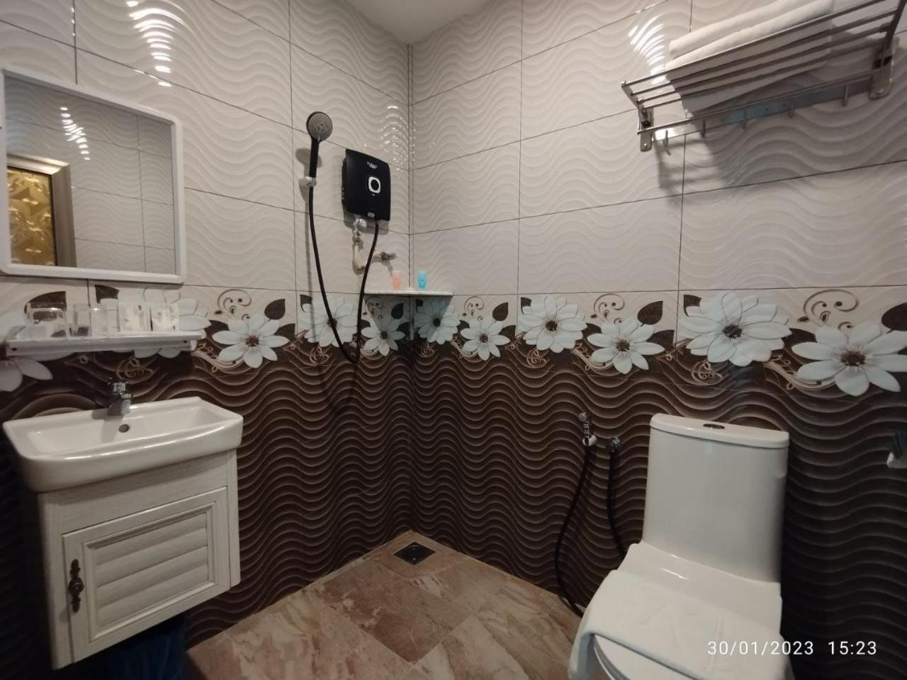 Standard Queen Room - Photo 9