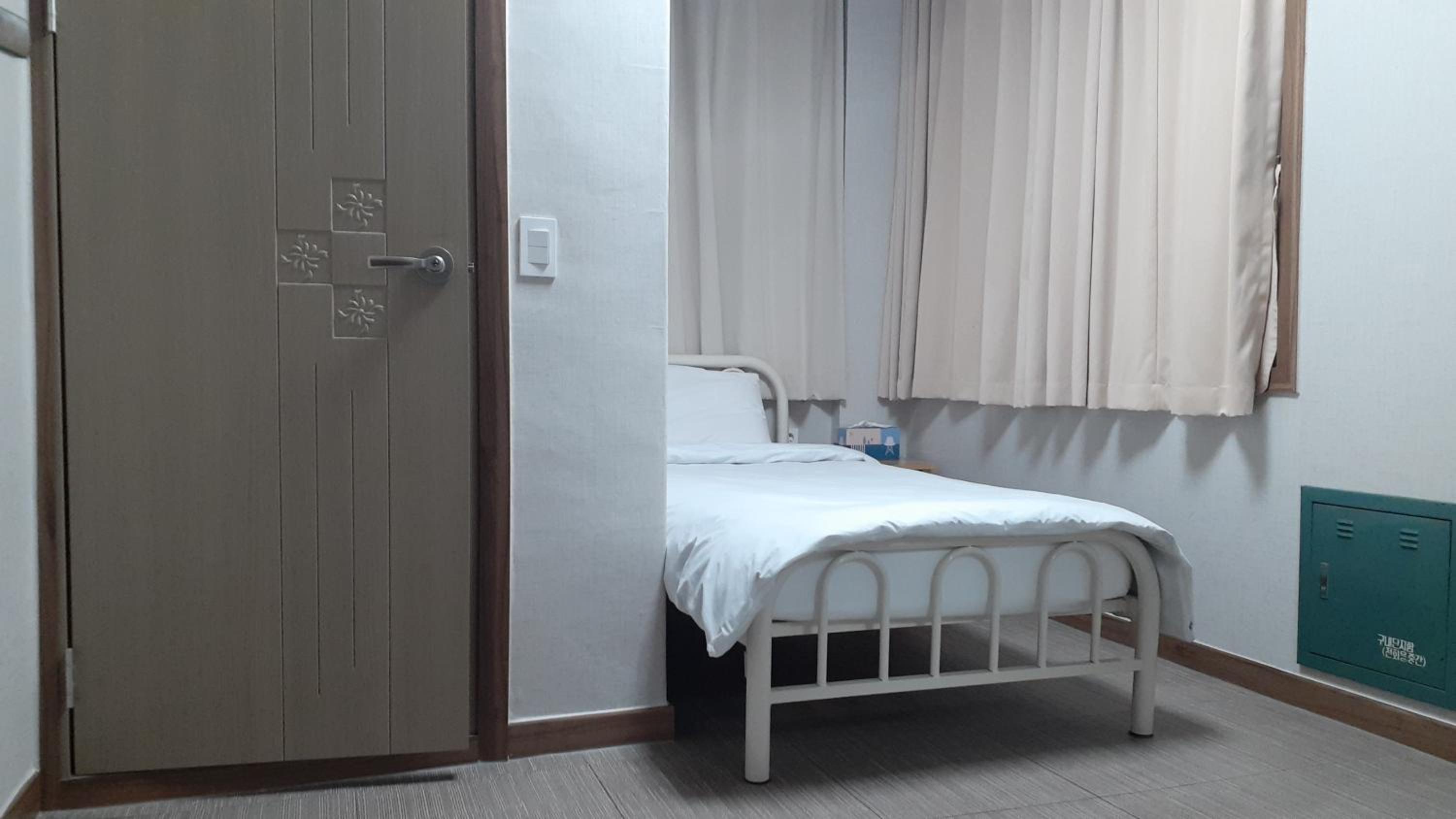 Single Room with Private Bathroom photo 3