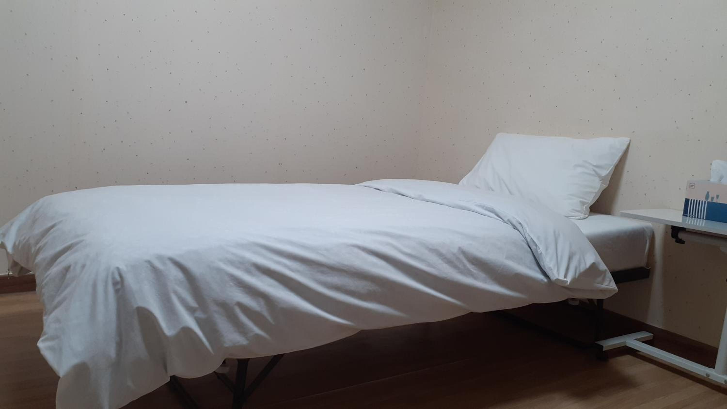 Single Room with Private Bathroom photo 1