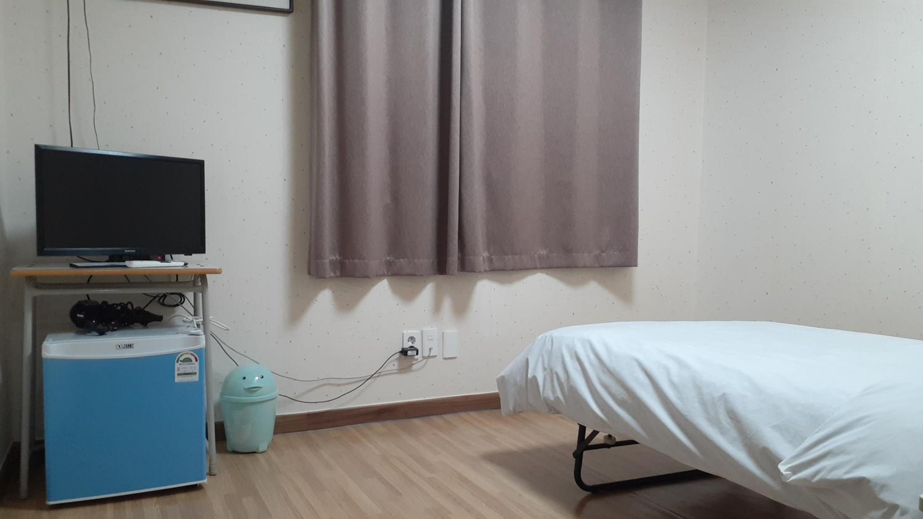 Single Room with Private Bathroom photo 2
