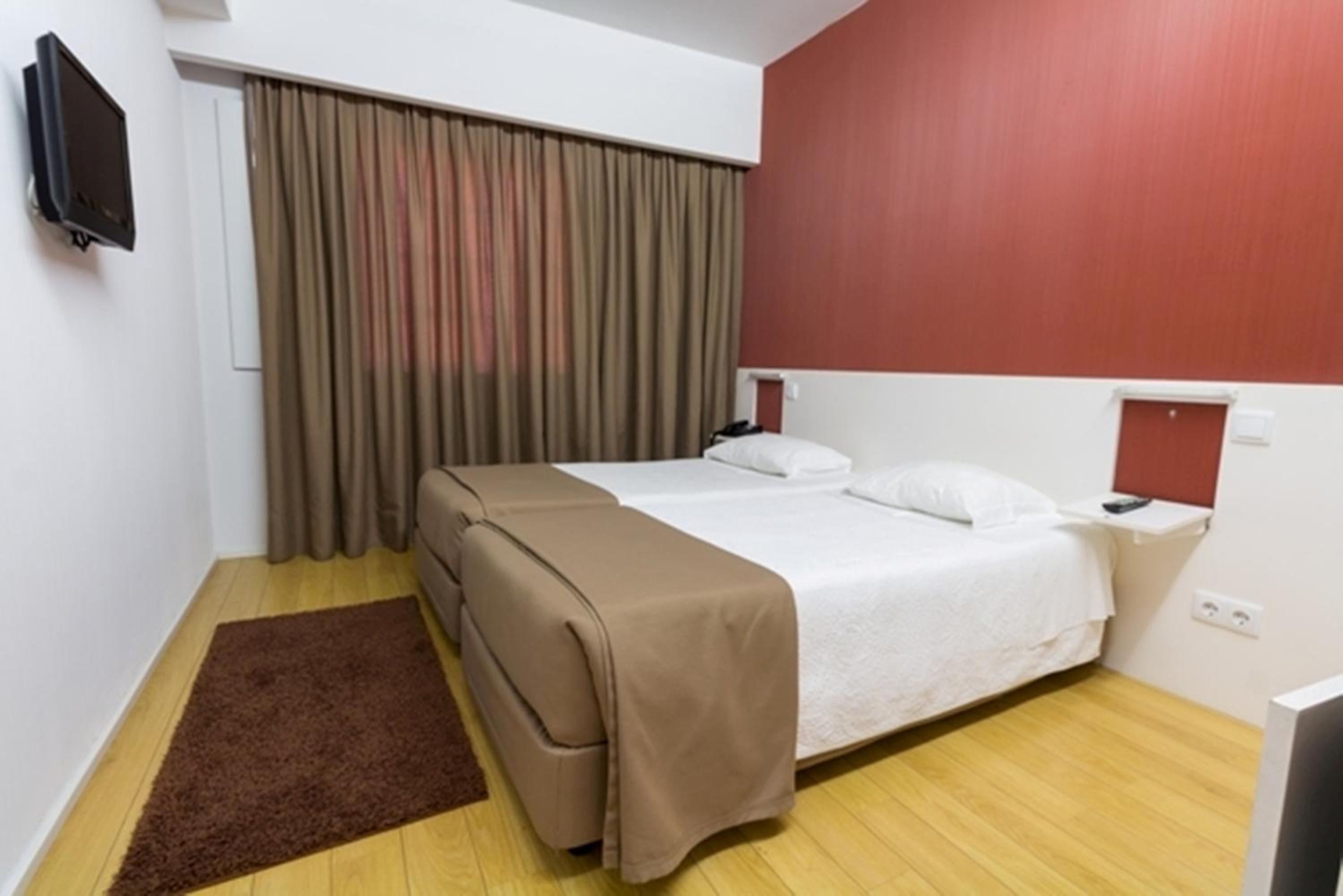 Basic Double or Twin Room - Photo 5