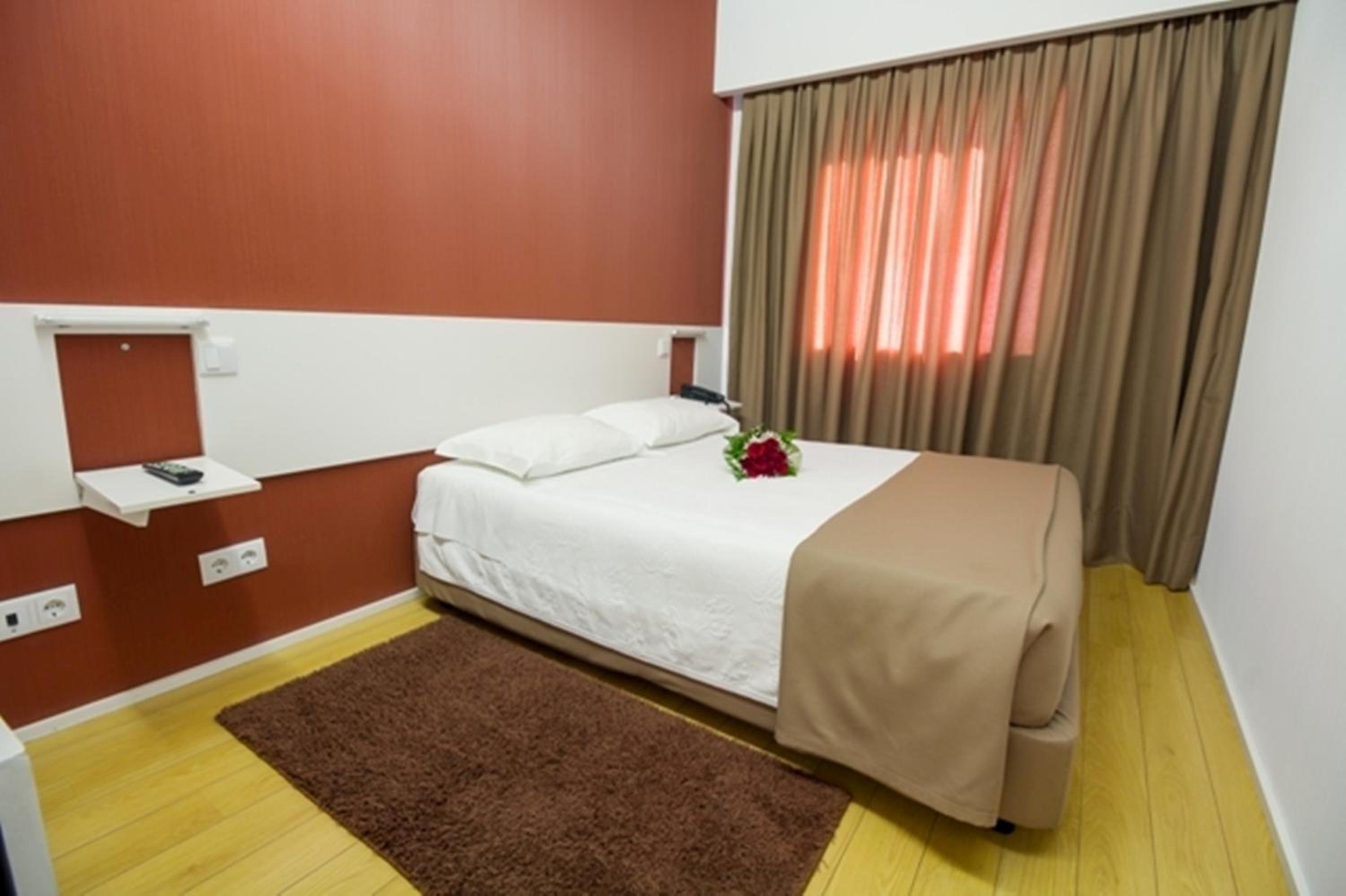 Basic Double or Twin Room - Photo 3