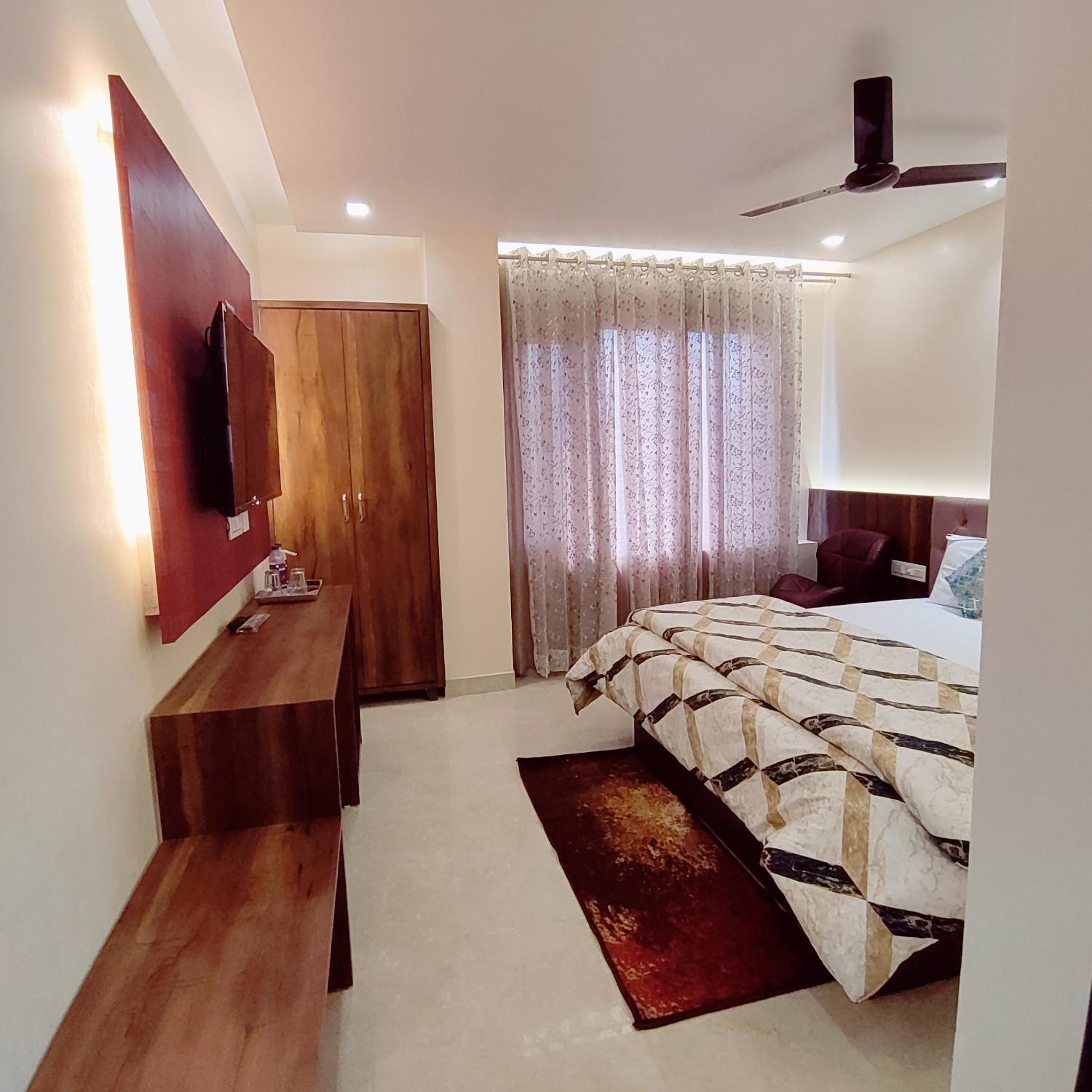 Superior Double or Twin Room - Photo 13