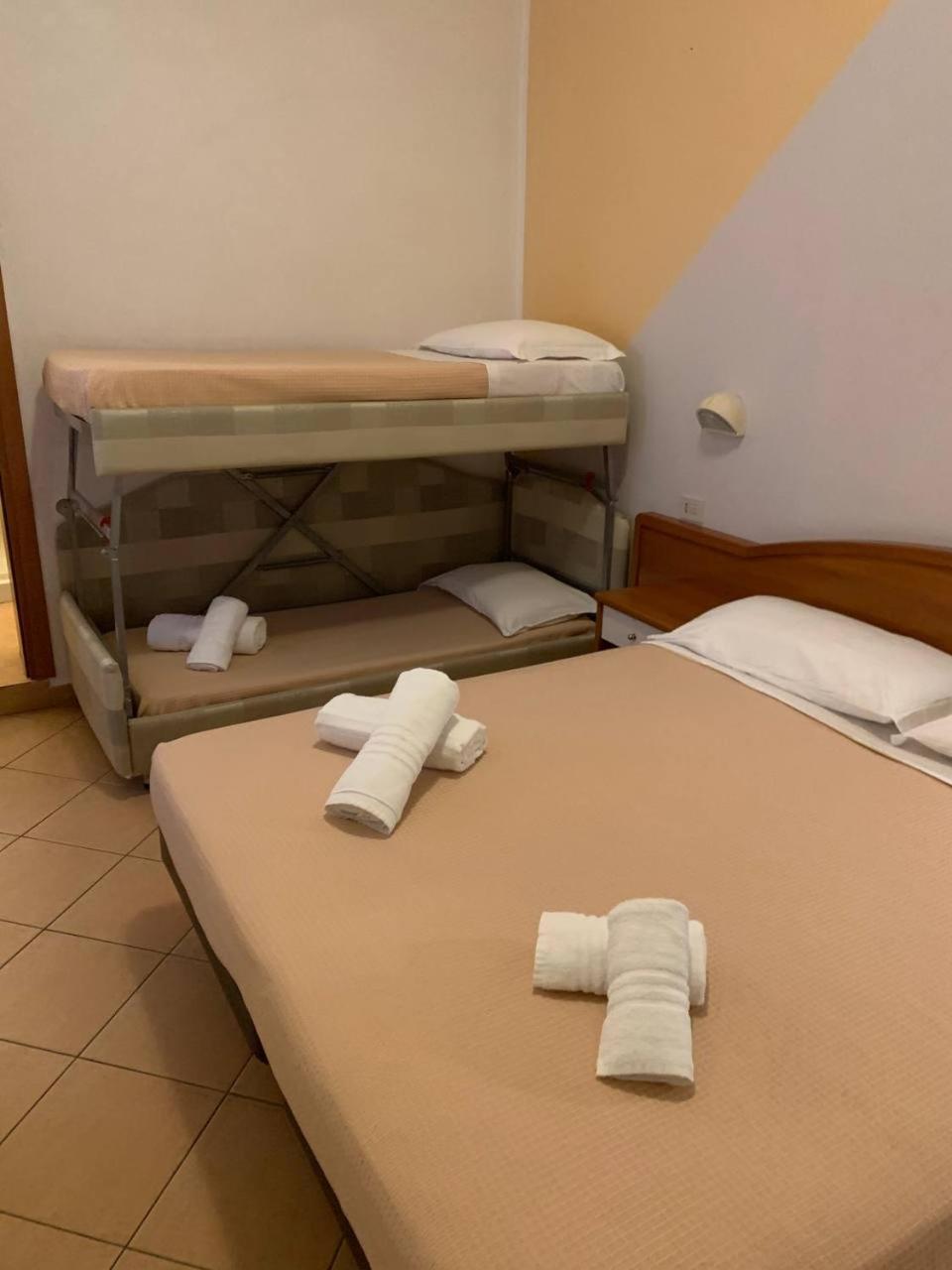 Quadruple Room with Bathroom - Photo 6