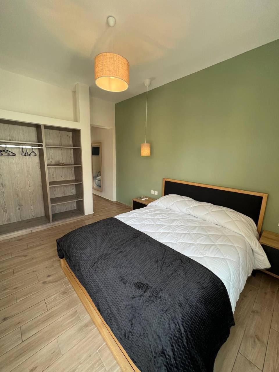 One-Bedroom Apartment - Photo 2