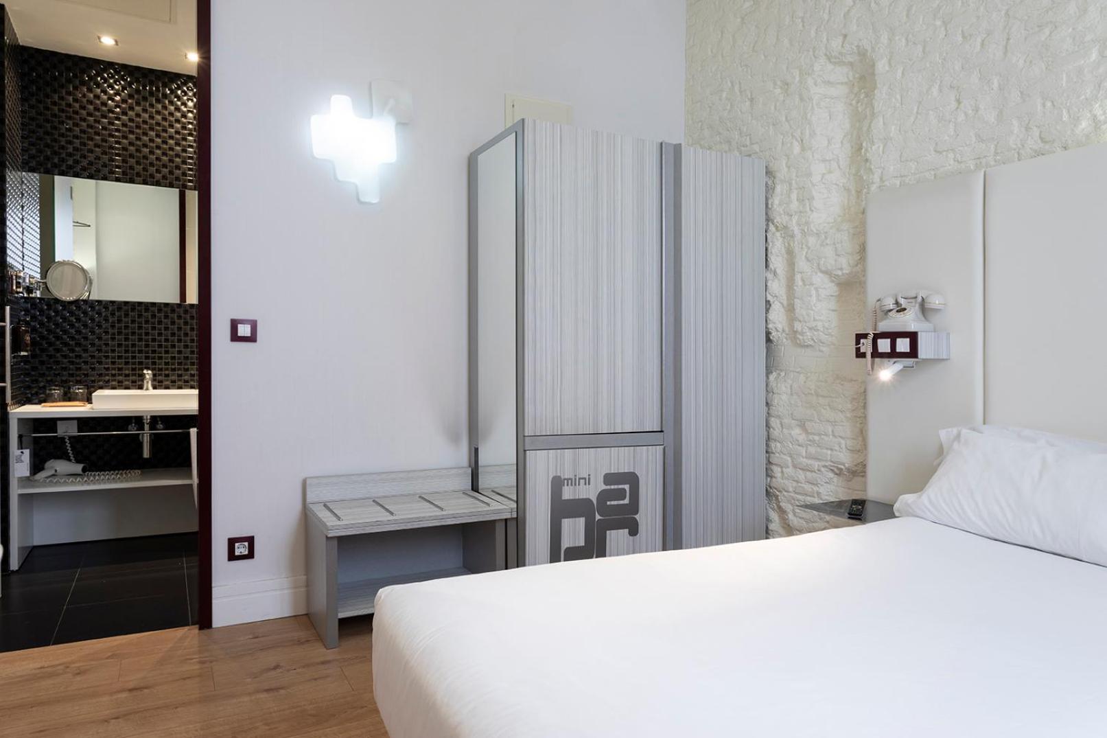 Double or Twin Room - Photo 9