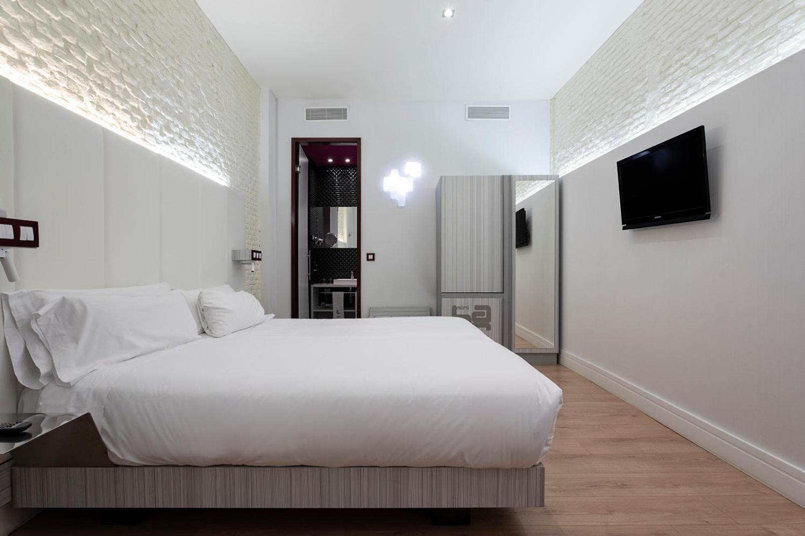 Double or Twin Room - Photo 10