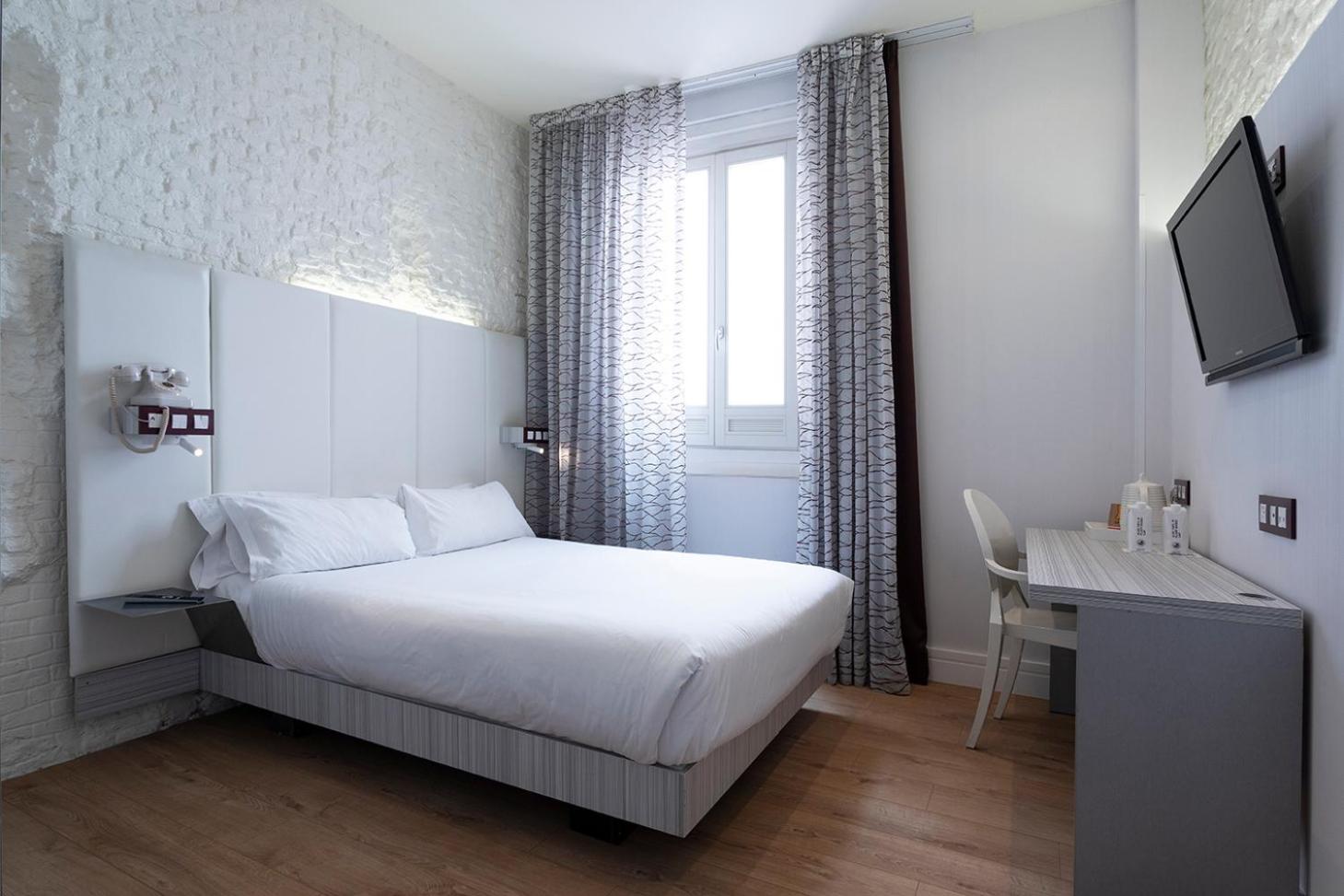 Double or Twin Room thumbnail 6