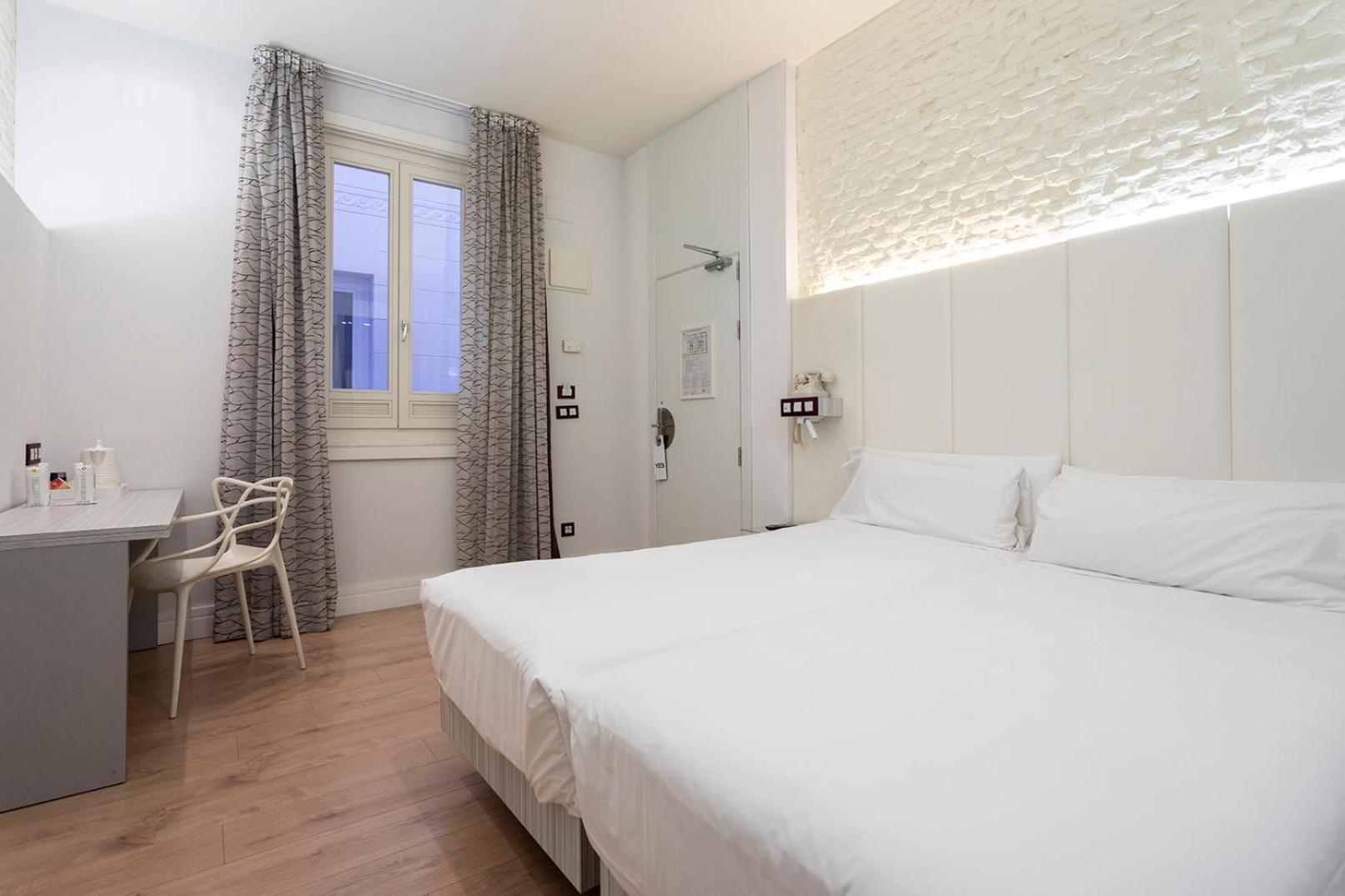 Double or Twin Room - Photo 7