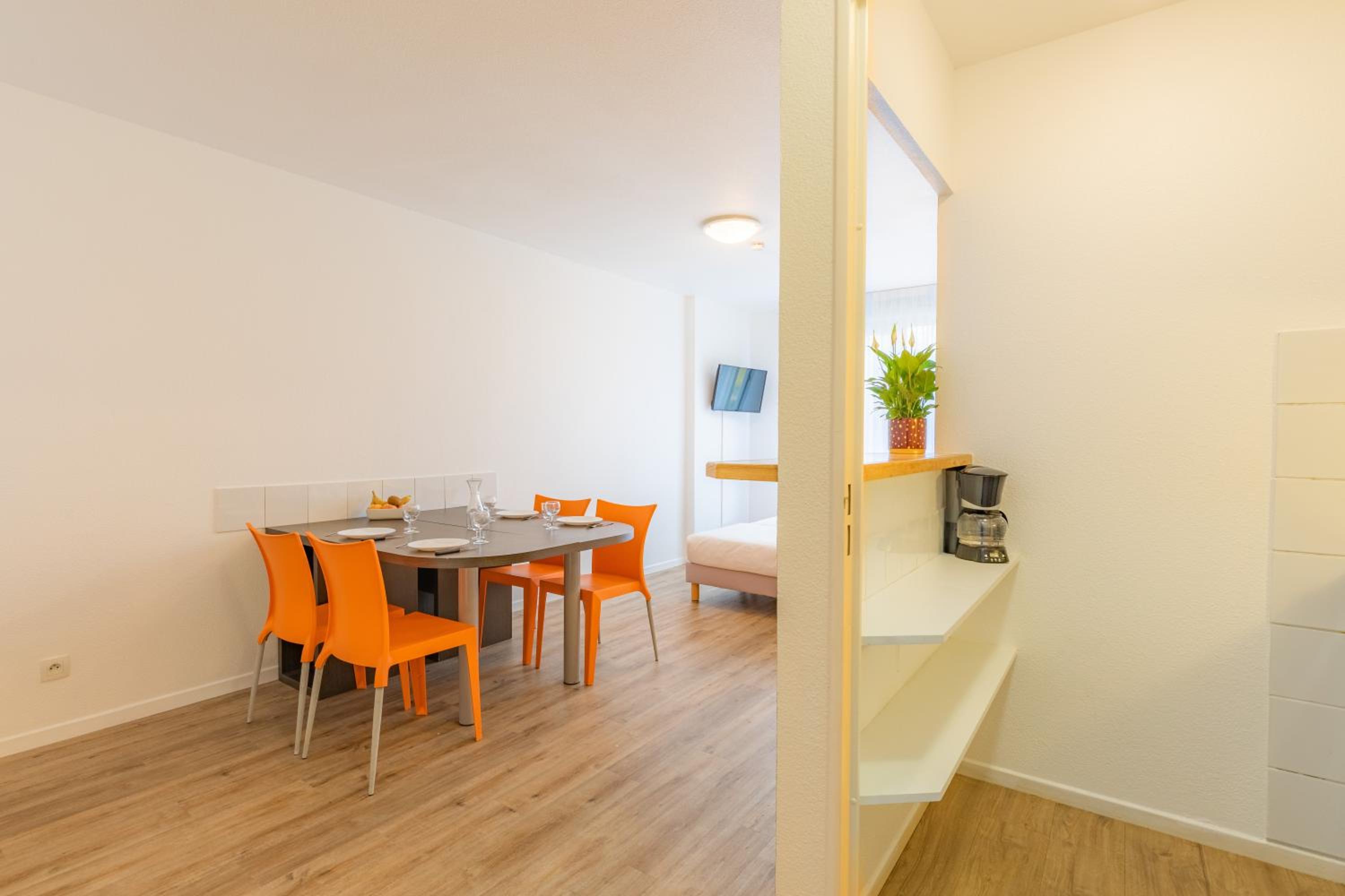 One-Bedroom Apartment - Photo 2
