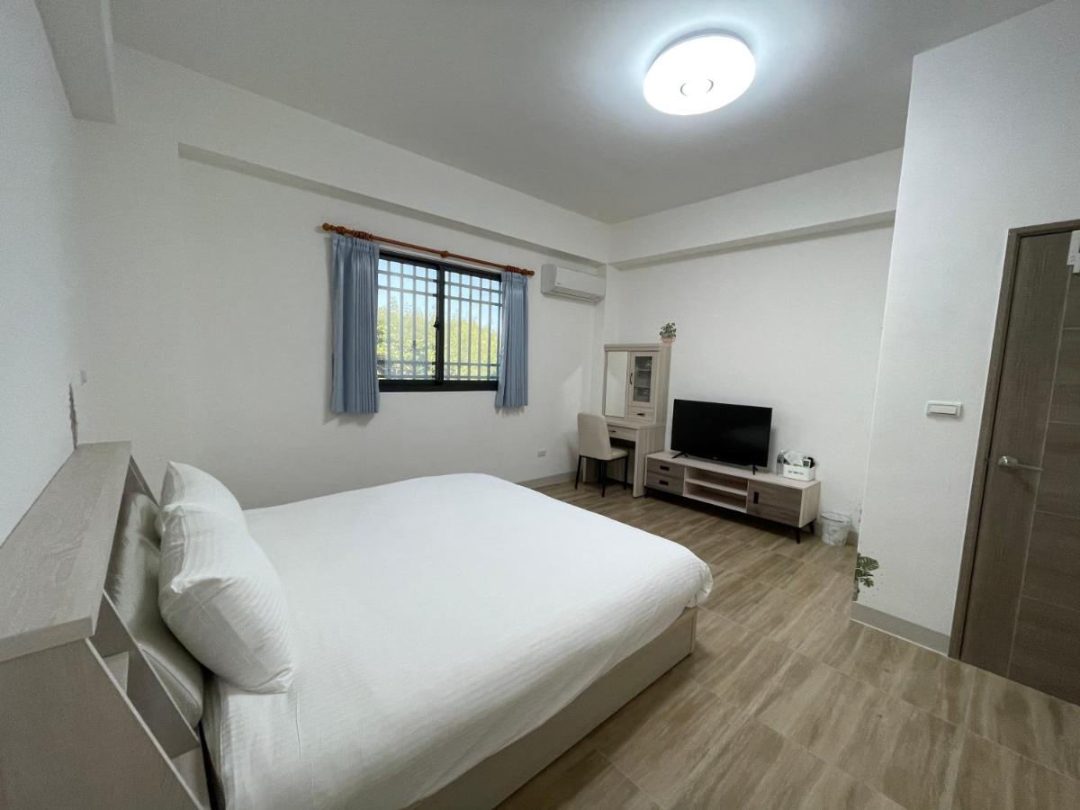 Queen Room photo 2