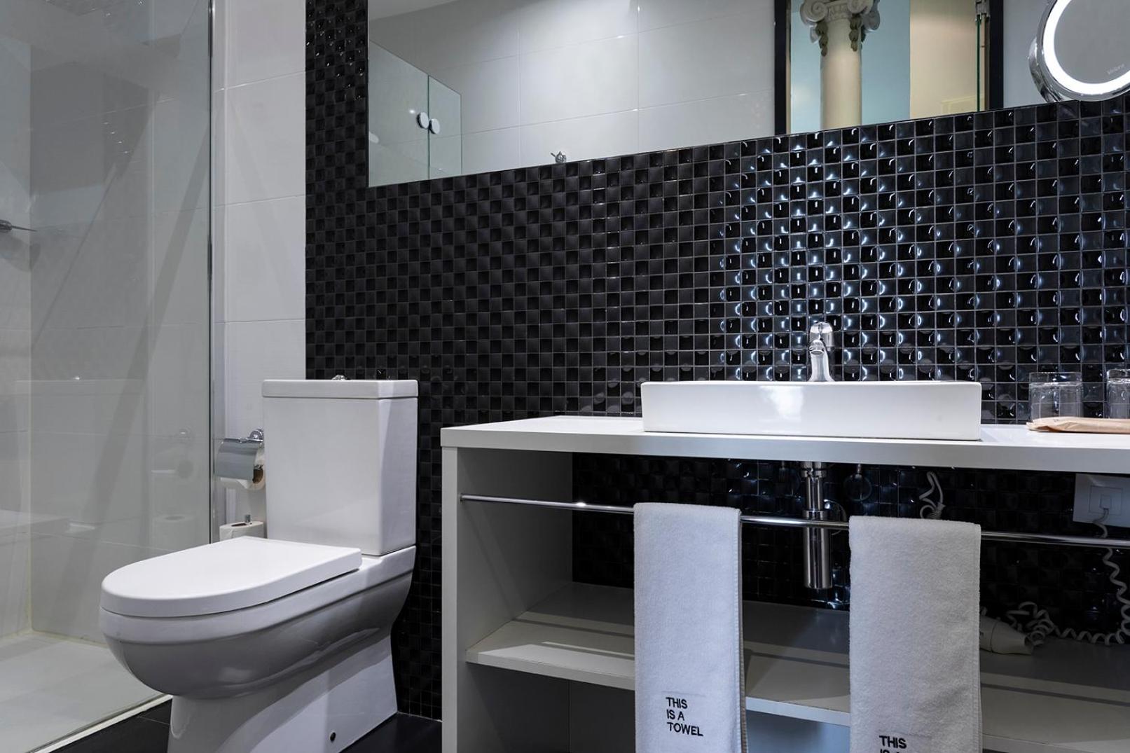 Double or Twin Room with City View - Photo 7