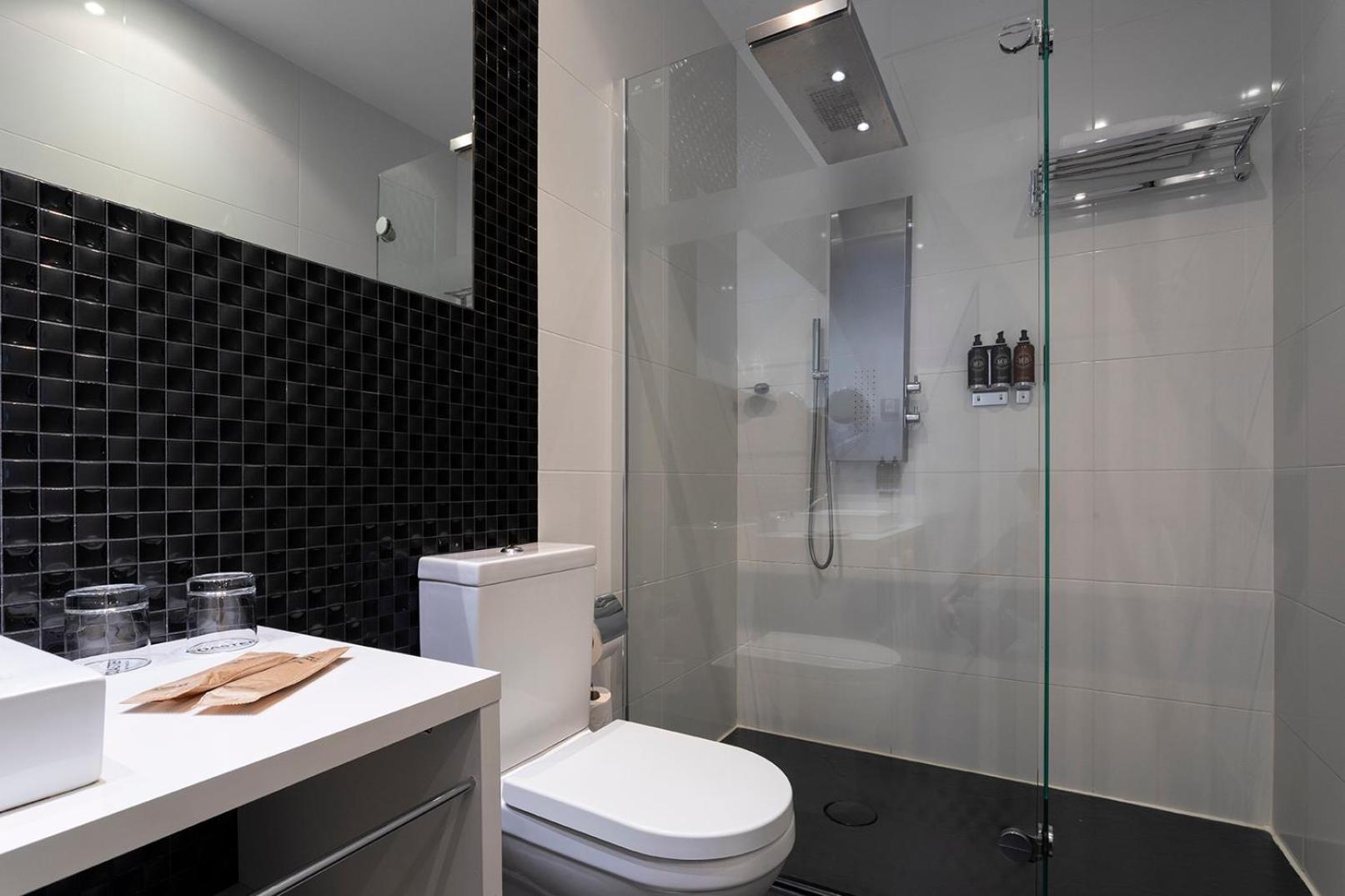 Double or Twin Room with City View - Photo 12