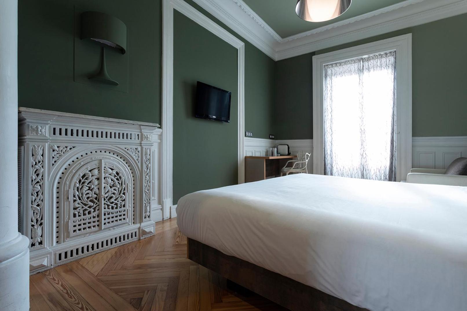 Double or Twin Room with City View - Photo 8
