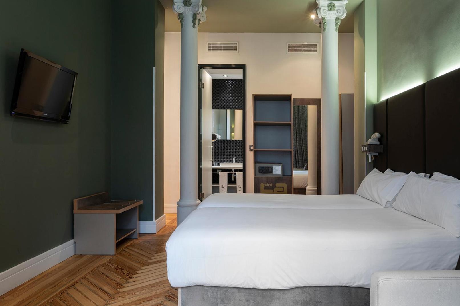 Double or Twin Room with City View thumbnail 6