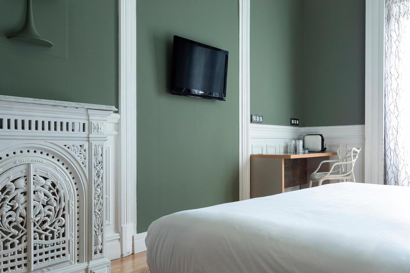 Double or Twin Room with City View - Photo 9
