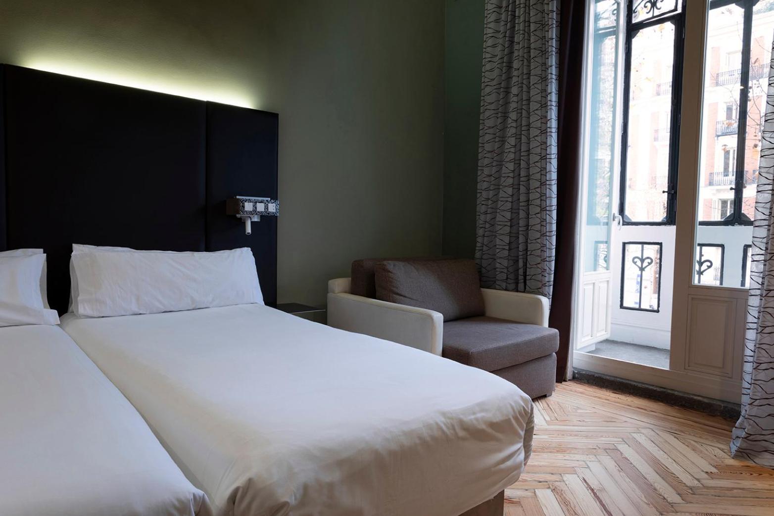 Double or Twin Room with City View - Photo 21