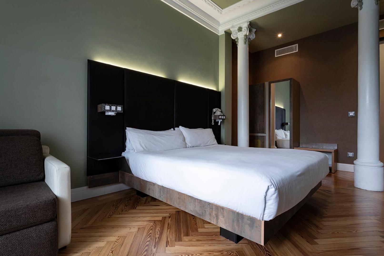 Double or Twin Room with City View thumbnail 5